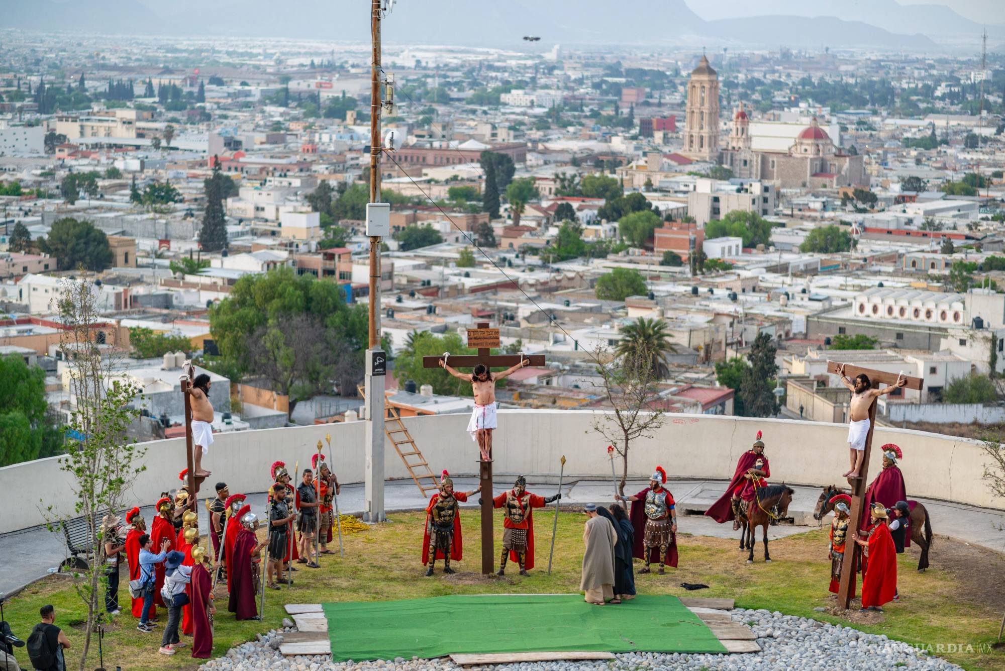 Más de 10 mil feligreses se unieron al Viacrucis del Ojo de Agua en Saltillo (video)