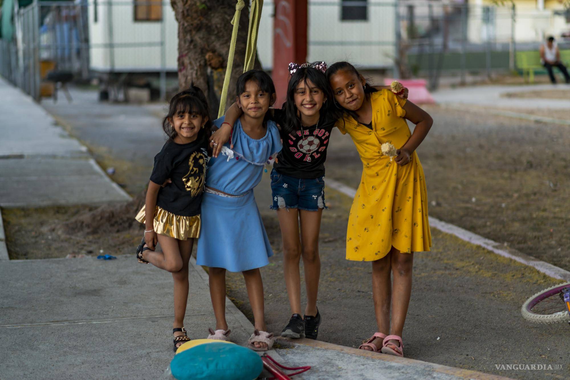 $!Niñas paseando en la plaza del barrio del Ojo de Agua.