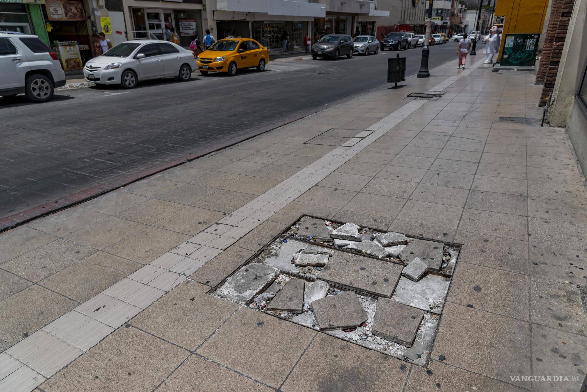 $!Las banquetas, basura y suciedad ofrecen un pésimo aspecto a propios y extraños.