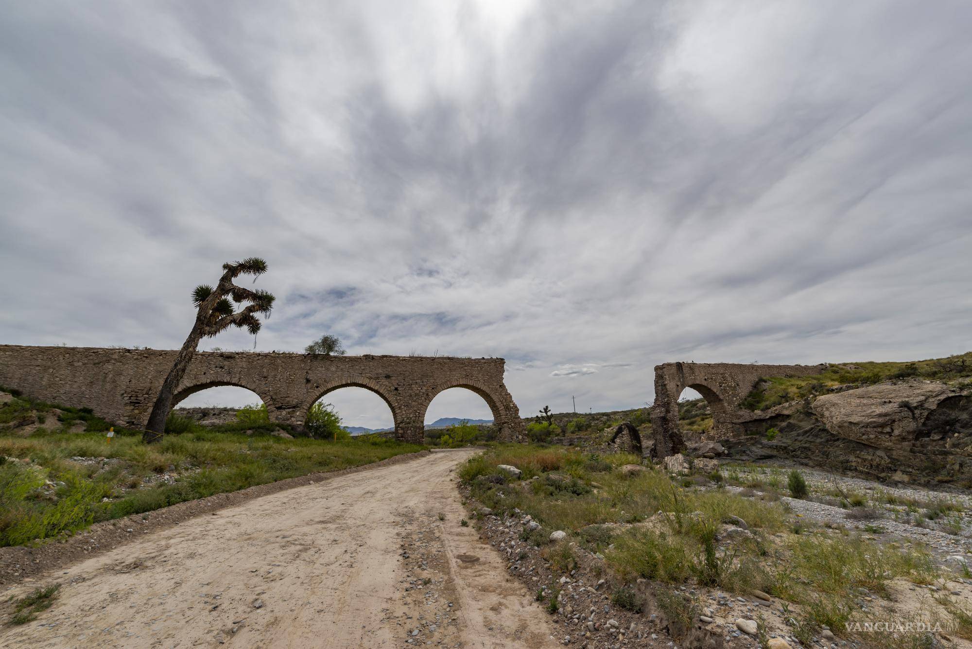 $!Los arcos del acueducto son testimonio del ingenio humano y la habilidad técnica de los constructores coloniales.