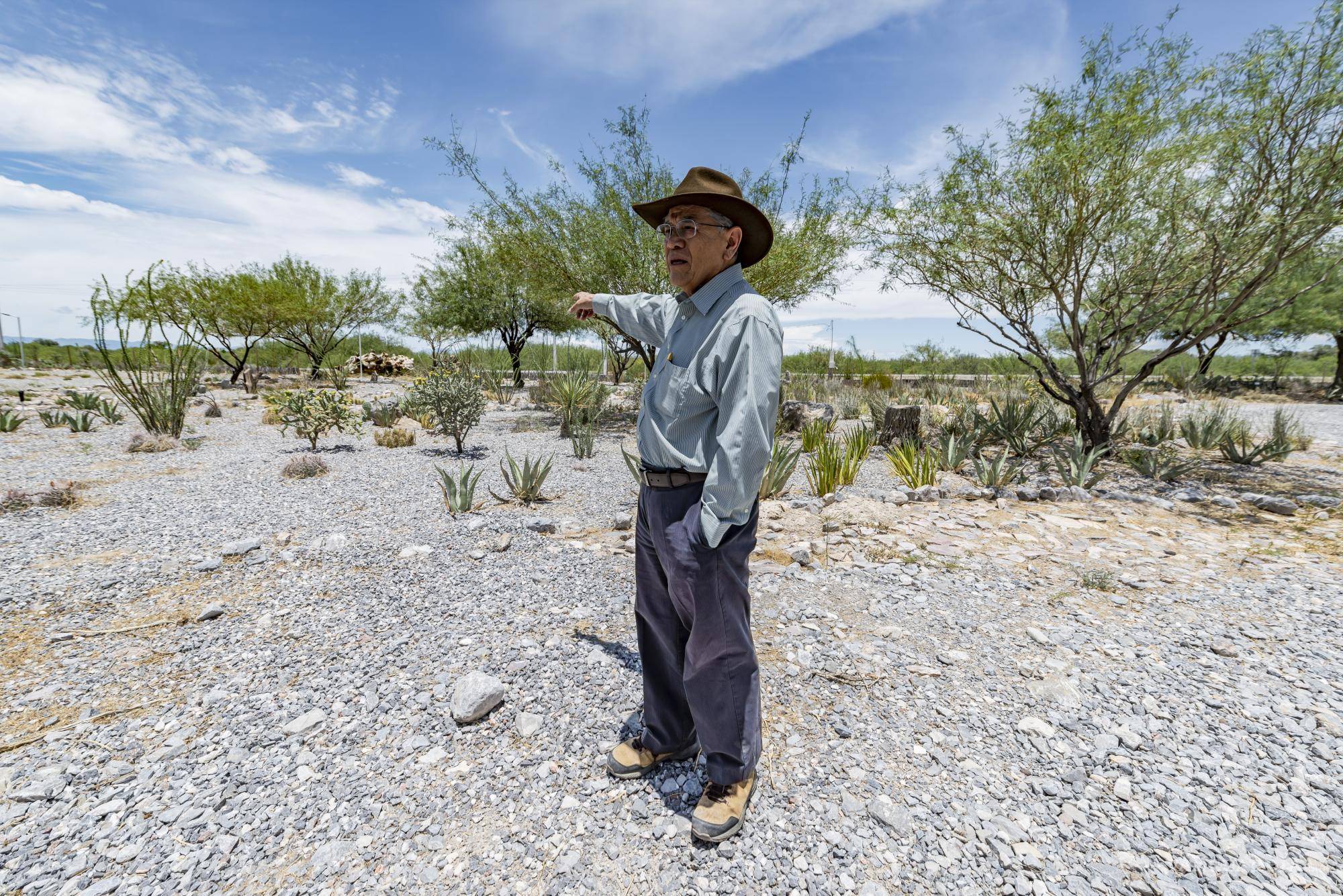 $!Salvador Hernández Vélez, exrector y promotor del CIJE, junto a especies donadas desde Tomás Garrido Canabal.