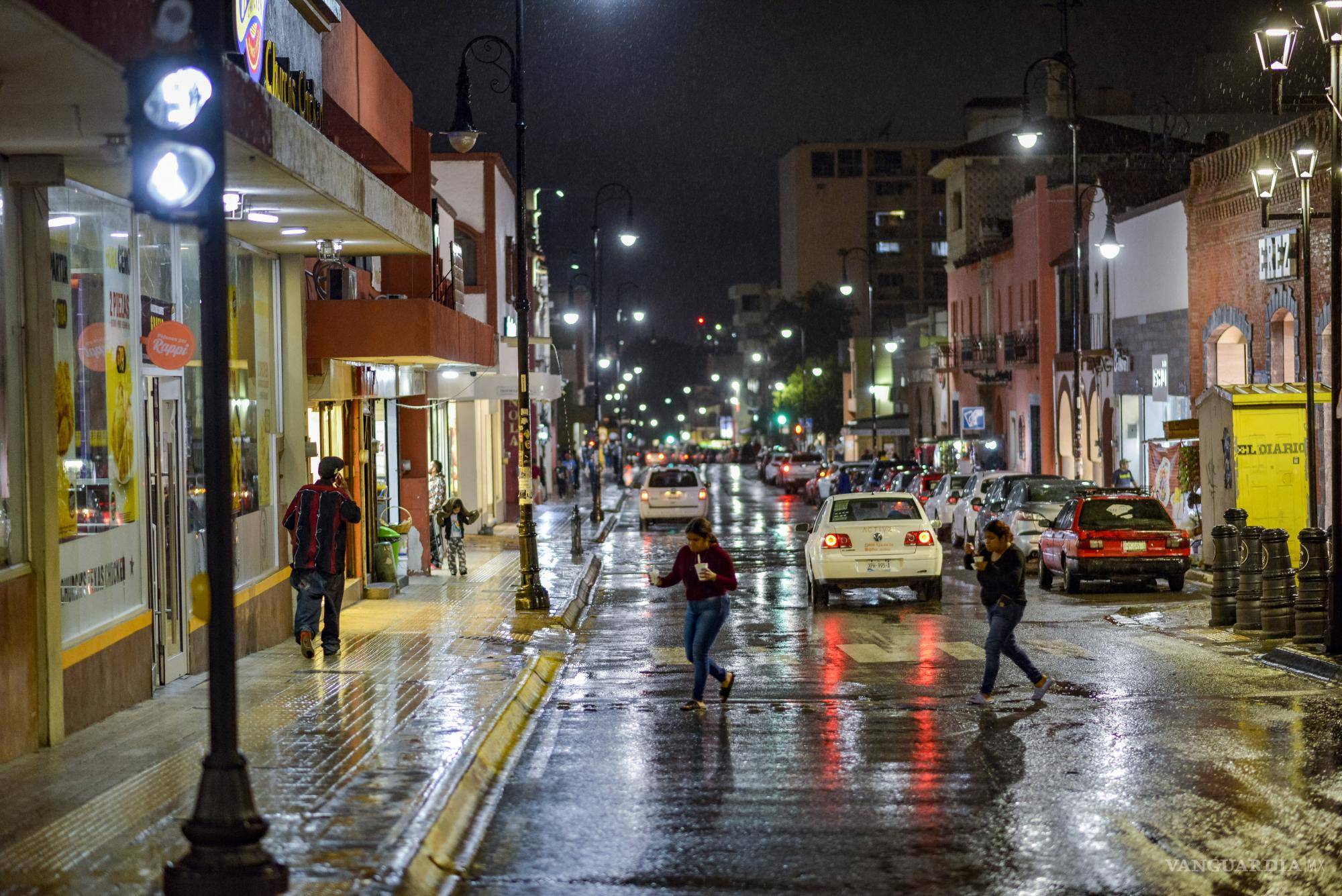 $!La fracción XII señala que los automóviles no pueden quedar estacionados en áreas de cruces de peatones marcadas o no en el pavimento con pasos de cebra. La multa varía entre 207.48 y los 414.96 pesos.