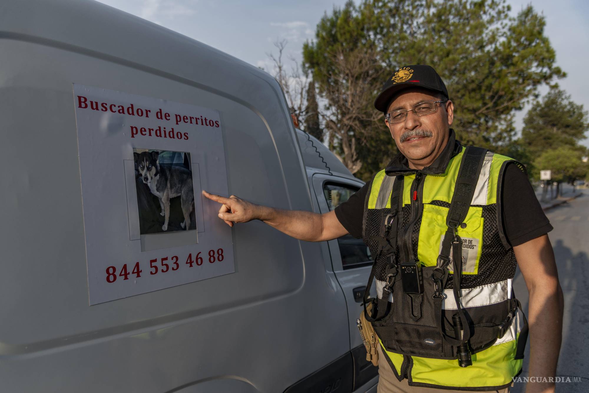 $!Su camioneta, rotulada con imágenes de mascotas, recorre colonias de Saltillo en busca de pistas que lo lleven a animales perdidos.
