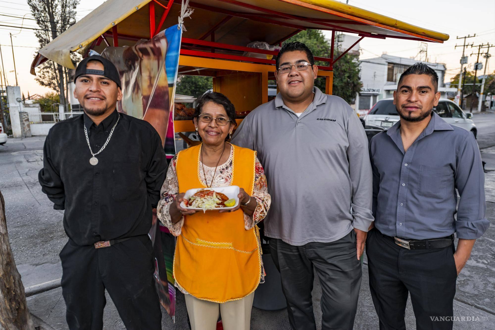 $!A unas cuadras de la Alameda de Saltillo se pueden encontrar los taquitos rojos en un pintoresco puesto sobre la banqueta.