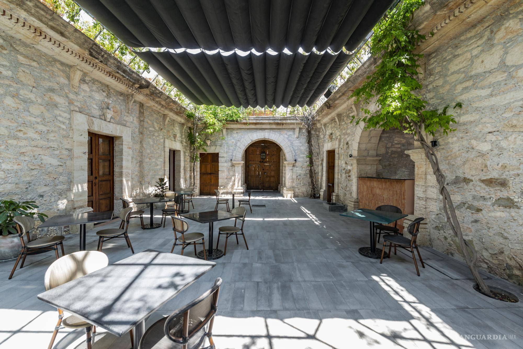 $!Ideal para conversar, desayunar o pasar una tarde agradable, el jardín es un lugar con mucho encanto. Las enredaderas, que tienen casi 25 años, se alzan hasta el techo. Dos fuentes de agua arrullan el momento. Y encima de todo, si la ocasión lo requiere, hay dos cubre soles plegables.