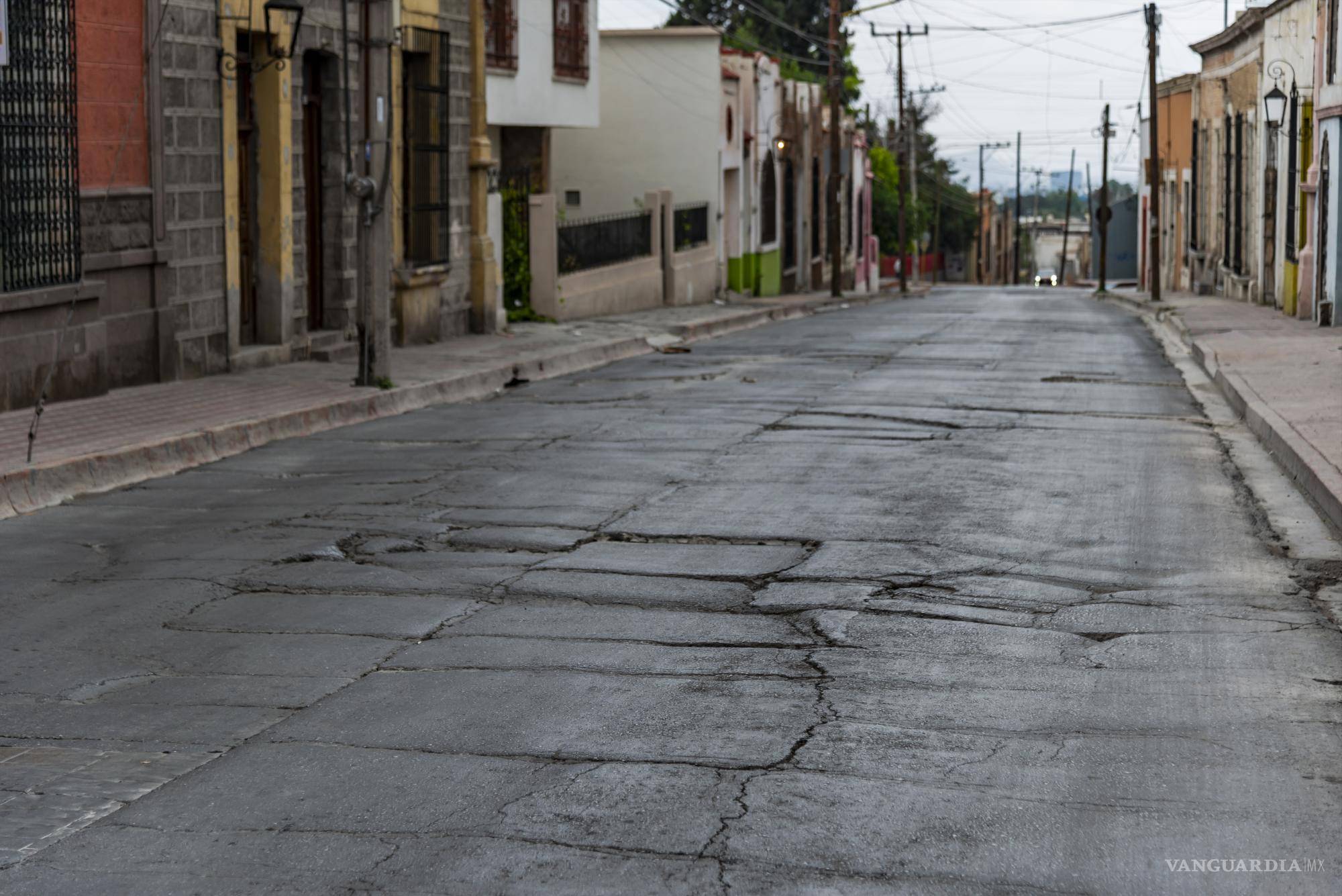 $!Los daños en el pavimento están a lo largo de toda la vialidad.