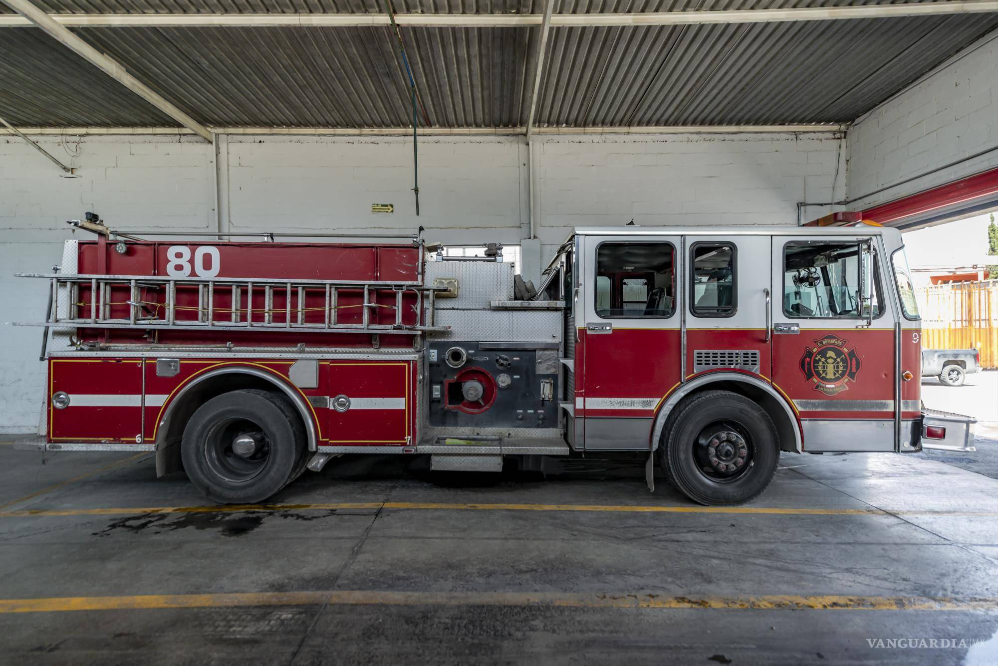 $!Los camiones, además de ser icónicos, son la herramienta más importantes. Los bomberos inician y cierran el día con su revisión. Las 16 unidades de la ciudad tienen el mismo acomodo en las gavetas y aditamentos, para facilitar el servicio. Son notablemente más grandes en tamaño y espaciosos en el interior que las unidades antiguas.