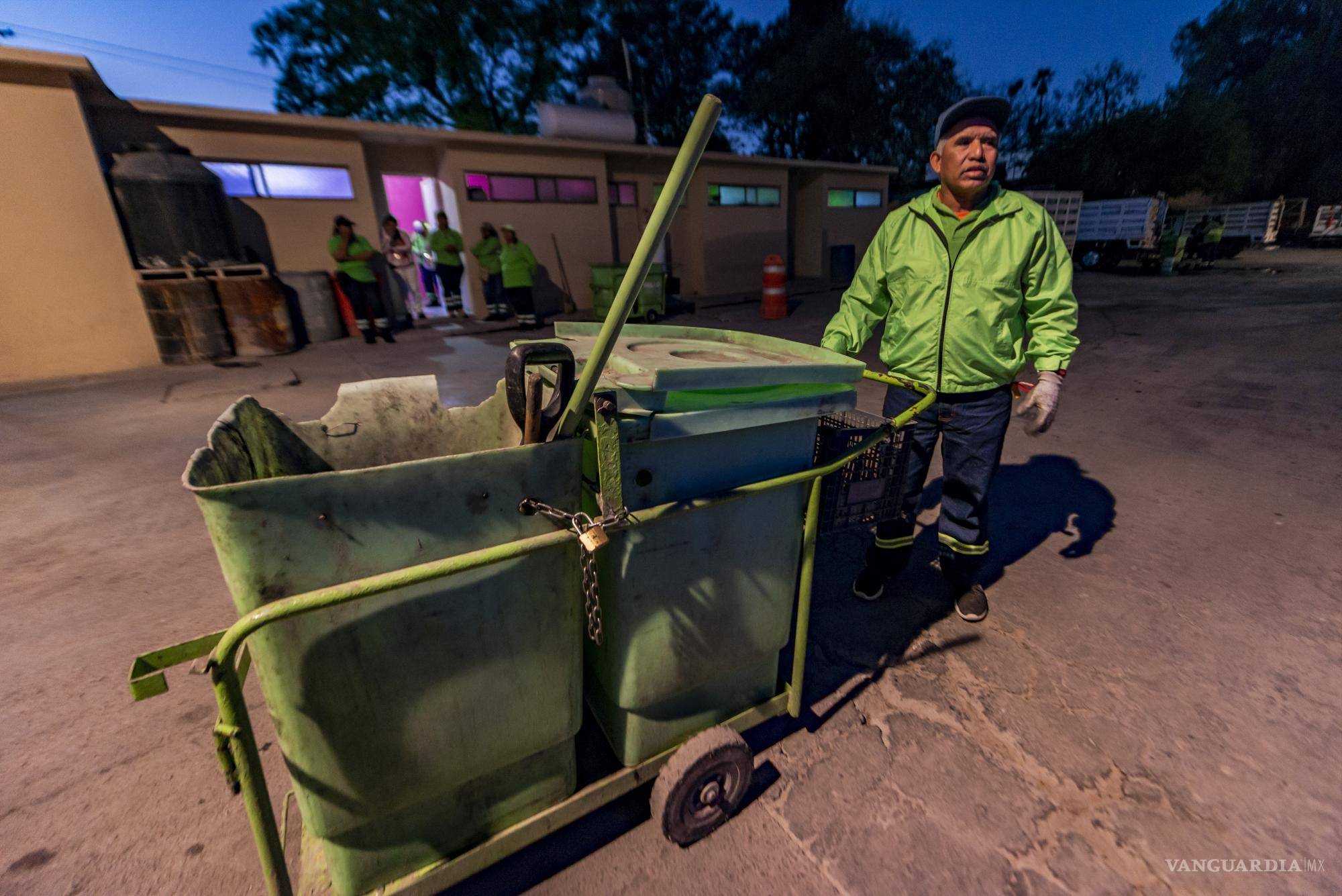 $!De acuerdo con la ley, los propietarios o poseedores de inmuebles con o sin construcción deben cuidar el aseo del tramo de la calle y banquetas que les corresponda.