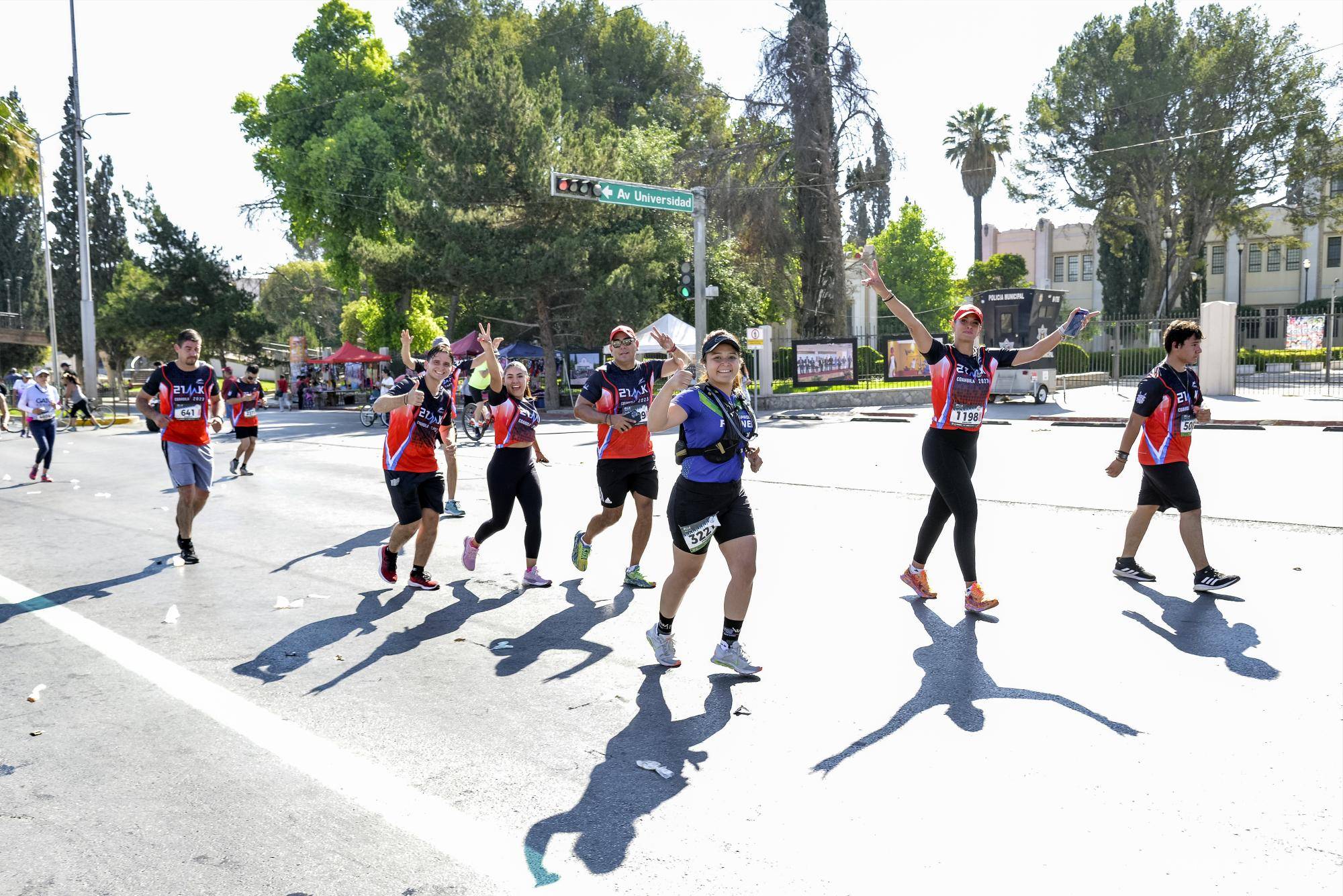 $!El Sol no dejó de alumbrar a los más de 5 mil 600 personas que abarrotaron las calles coahuilenses.