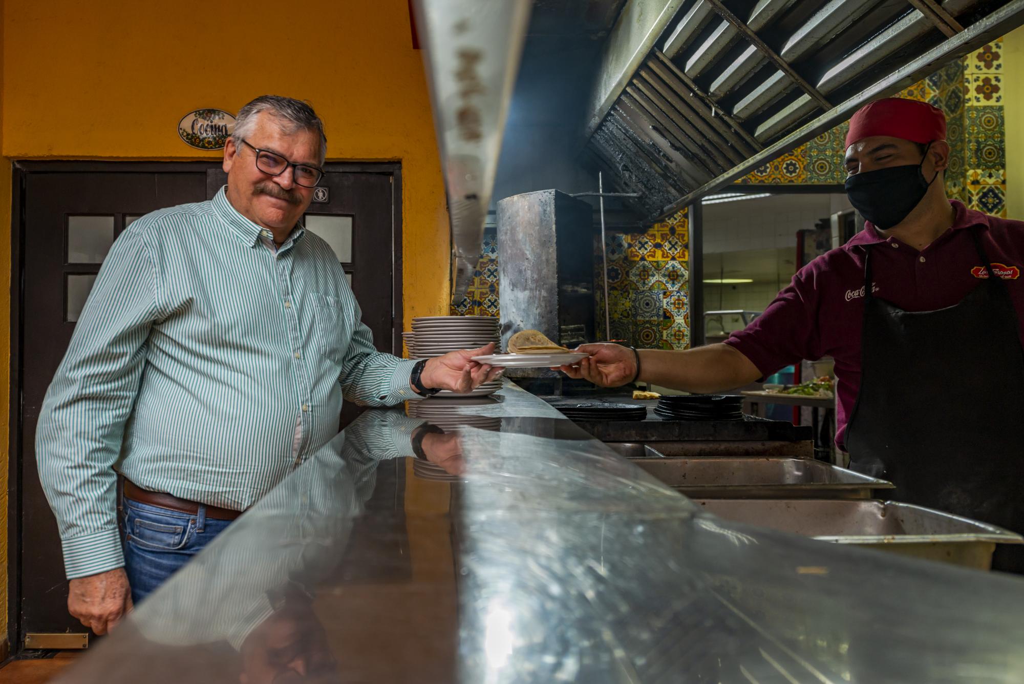 $!Líderes empresariales de otros países piden llegar a Las Brazas como su primera comida cuando viajan por negocios a Saltillo.