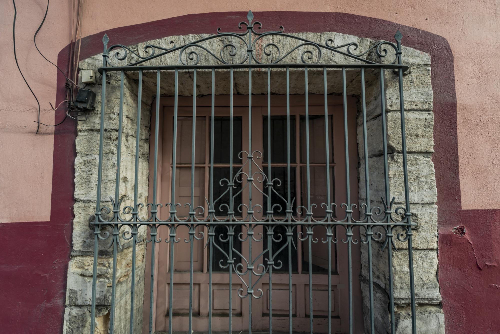 $!Aspectos de “La casa de los espantos”, ubicada a espaldas de la Catedral de Saltillo.