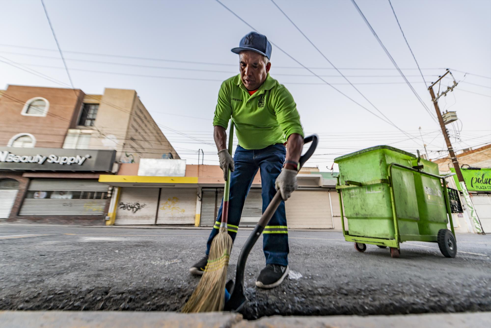 $!Existe escasez de botes de basura, lo que provoca que los transeúntes tiren más desechos.