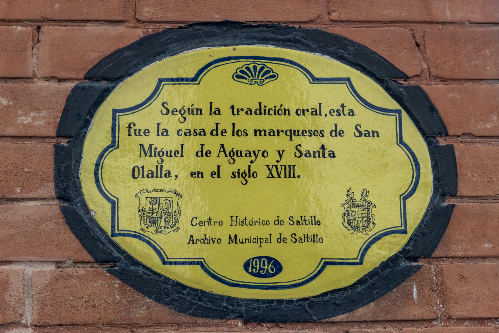 $!Placa colocada en la fachada, de la que habría sido la casa del Marqués de Aguayo.