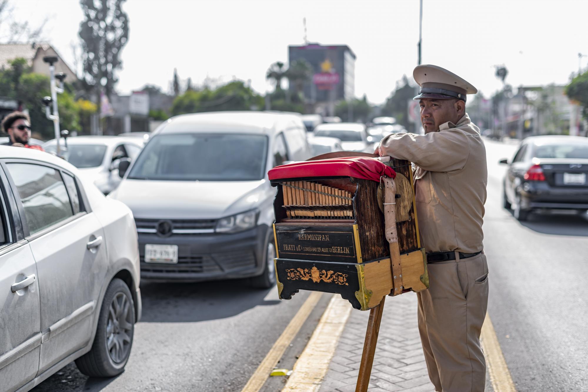 $!En el cruce del bulevar Venustiano Carranza y el periférico Luis Echeverría, Don Galdino Flores deleita a los saltillenses con melodías melancólicas y un toque de nostalgia histórica.