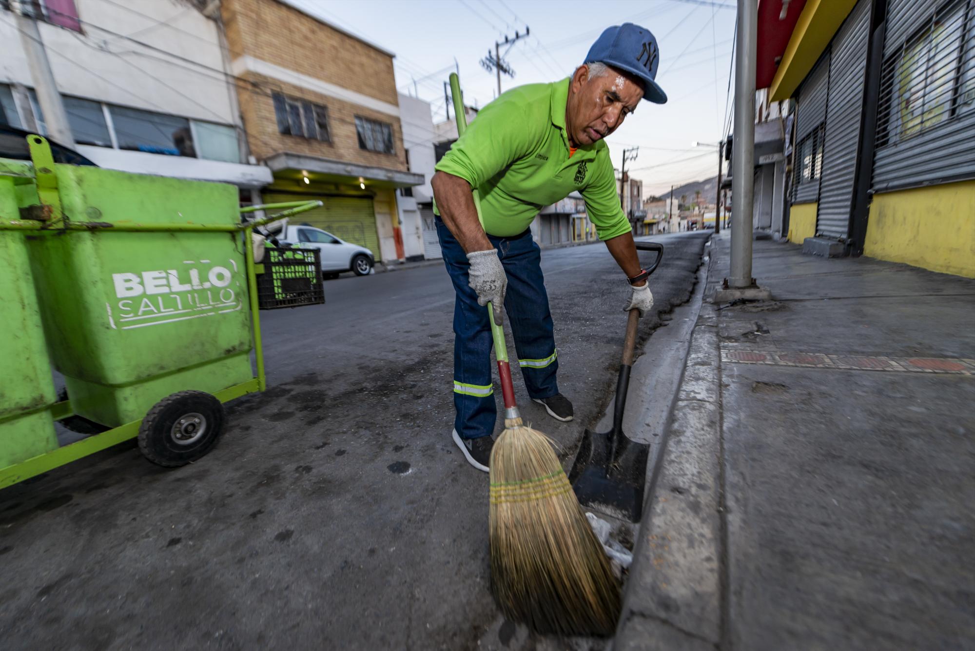 $!Todos los días, desde las 5:00 de la mañana, don Regino sale de su casa y se dirige a su lugar de trabajo.