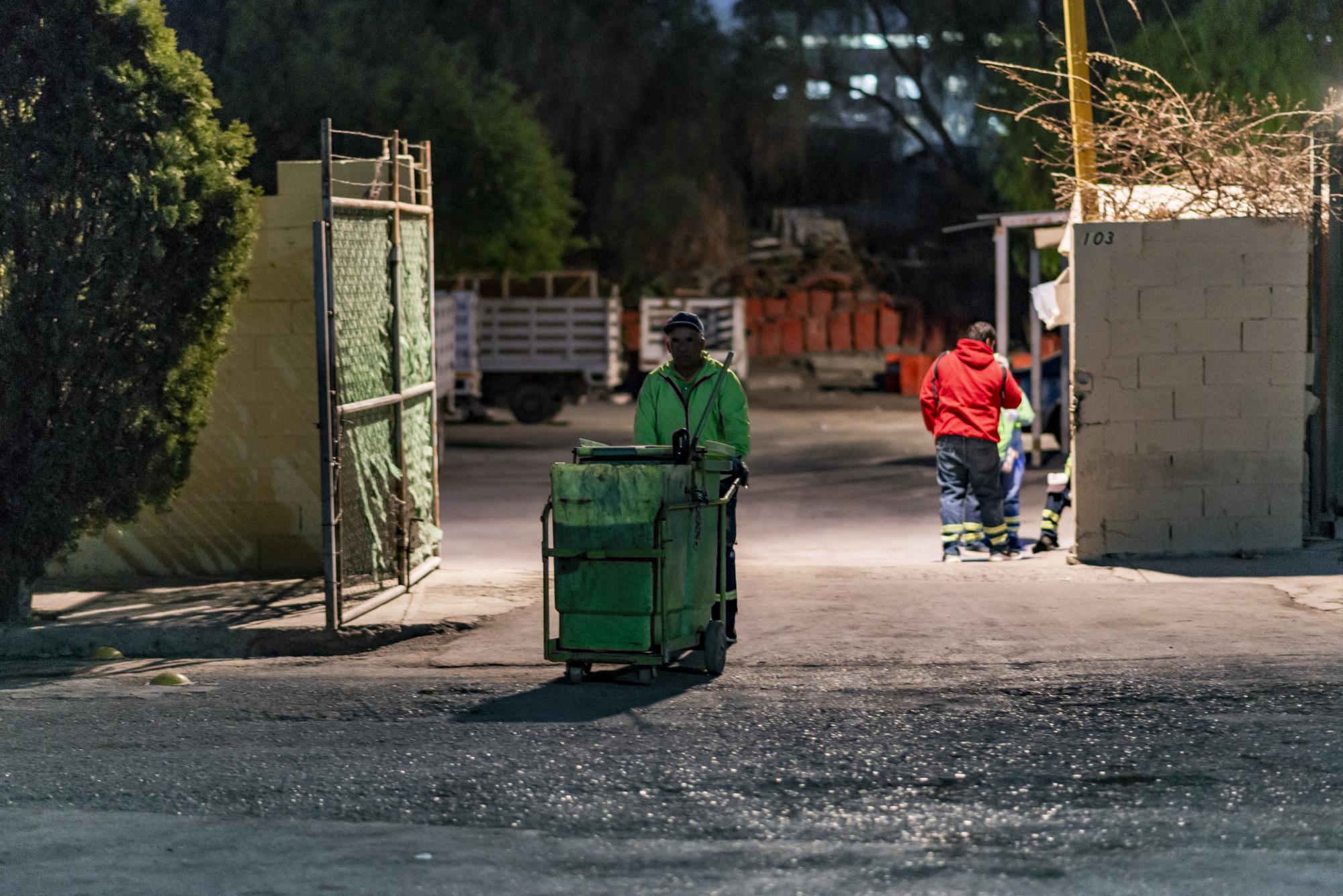 $!El trabajo que realizan trabajadores de limpieza es de lunes a domingo y son los fines de semana cuando se encuentran más residuos en las calles, apuntó don Regino.