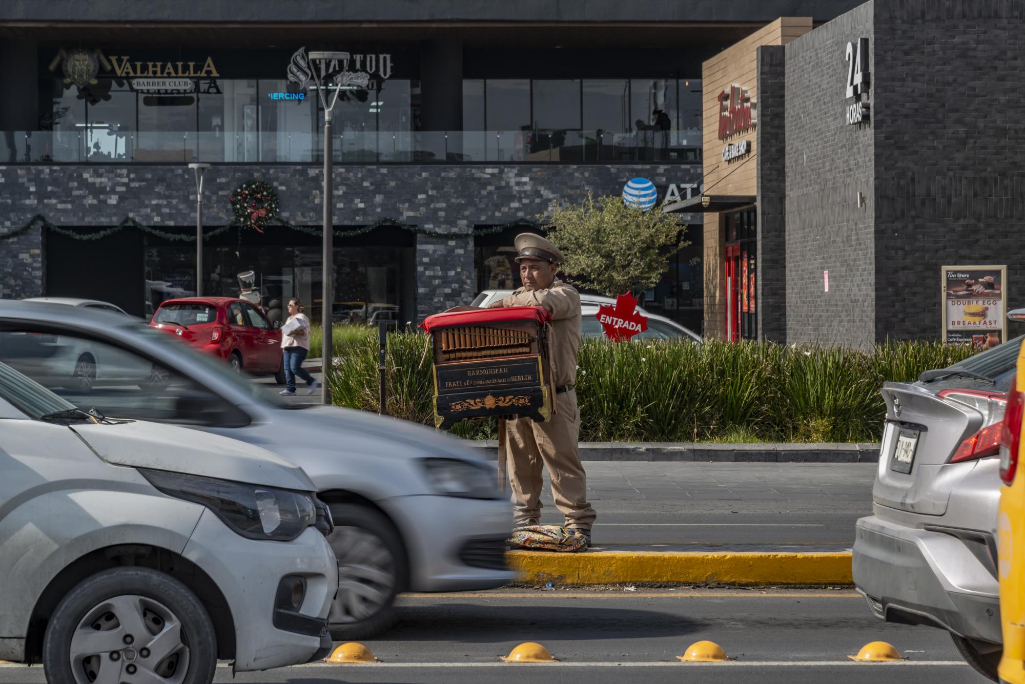 $!La música de “Las Mañanitas” y “Amor Eterno” flota sobre el tráfico de Saltillo, mientras el organillo atrae miradas curiosas y gestos solidarios.