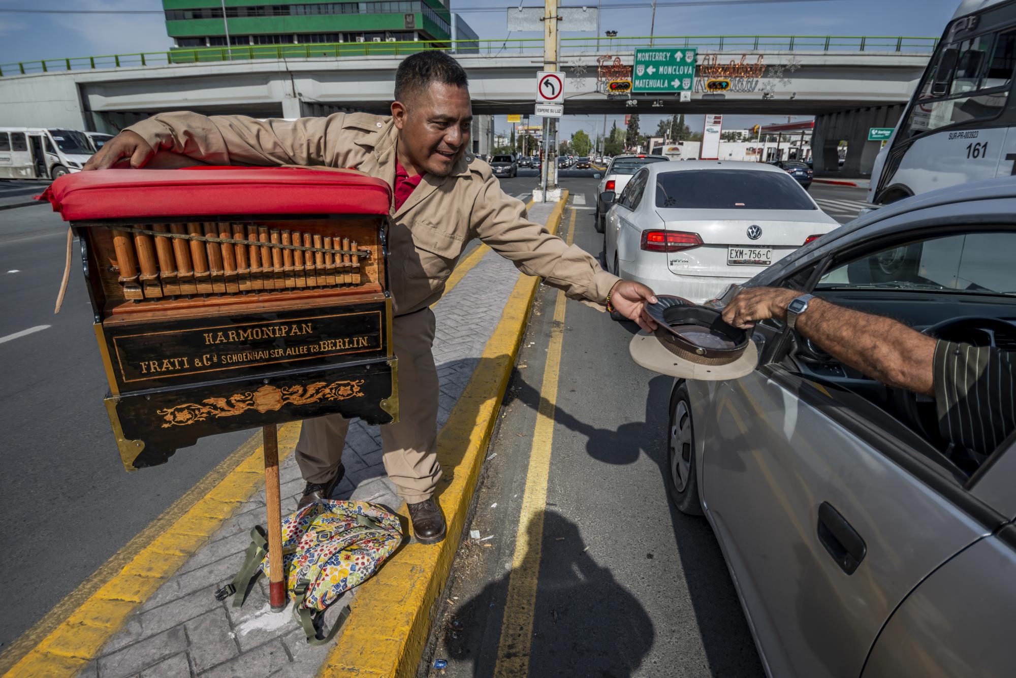 $!Vestido con el traje caqui de los organilleros, Don Galdino lleva la esencia de un oficio centenario a las calles de Saltillo, acompañado de dos jóvenes que lo ayudan a probar suerte en el norte.