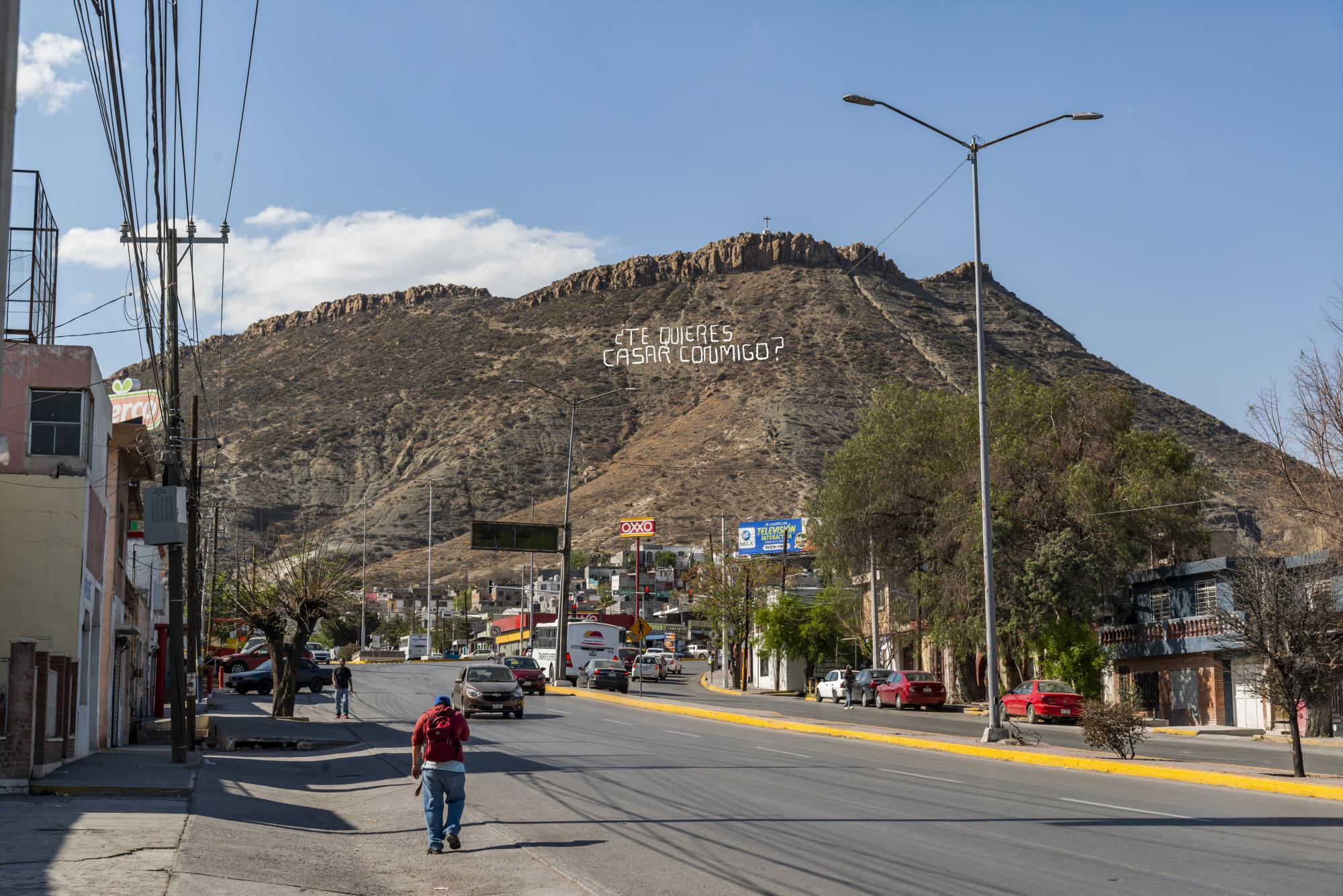 $!Y no podrían faltar los novios que usen el Cerro del Pueblo como medio de petición de matrimonio... algo así...