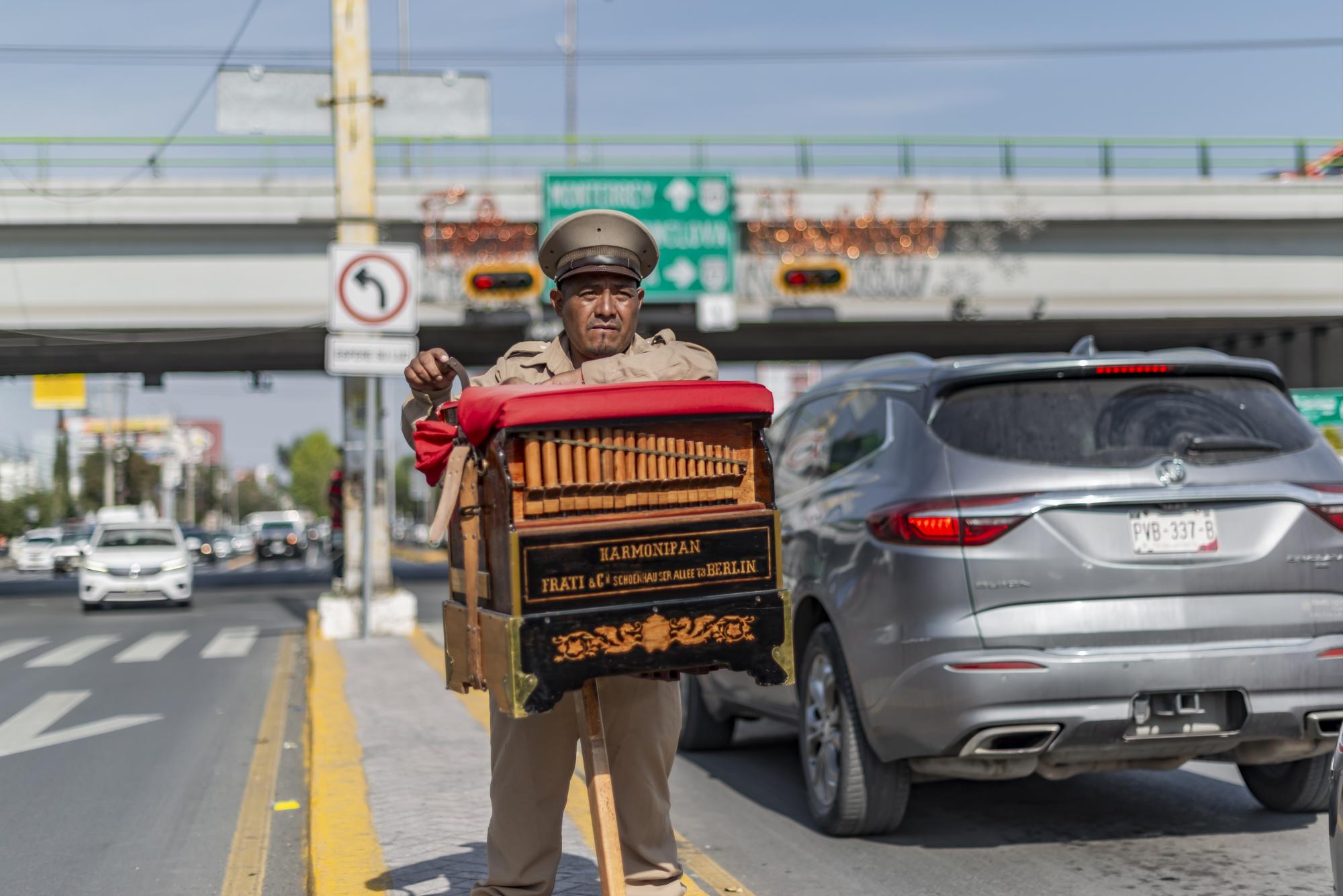 $!Con su organillo instalado en un camellón de Saltillo, Don Galdino Flores busca revivir una tradición que data del Porfiriato y conquistar a los peatones y automovilistas con melodías clásicas.