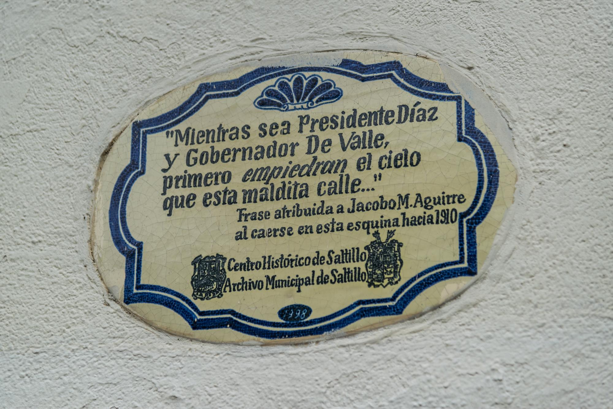 $!Placa colocada en 1998 por el gobierno para rendir homenaje a la frase del poeta.