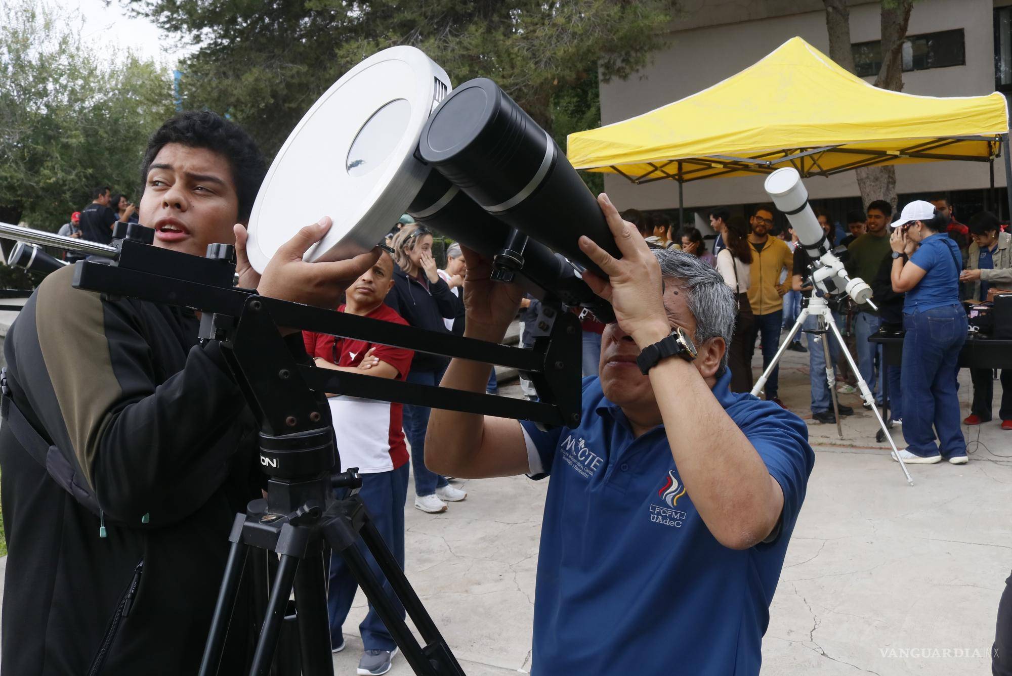 ‘Nos agüitamos tantito porque no se vio en Saltillo’; eclipsan nubes al ‘anillo de fuego’ (fotogalería)