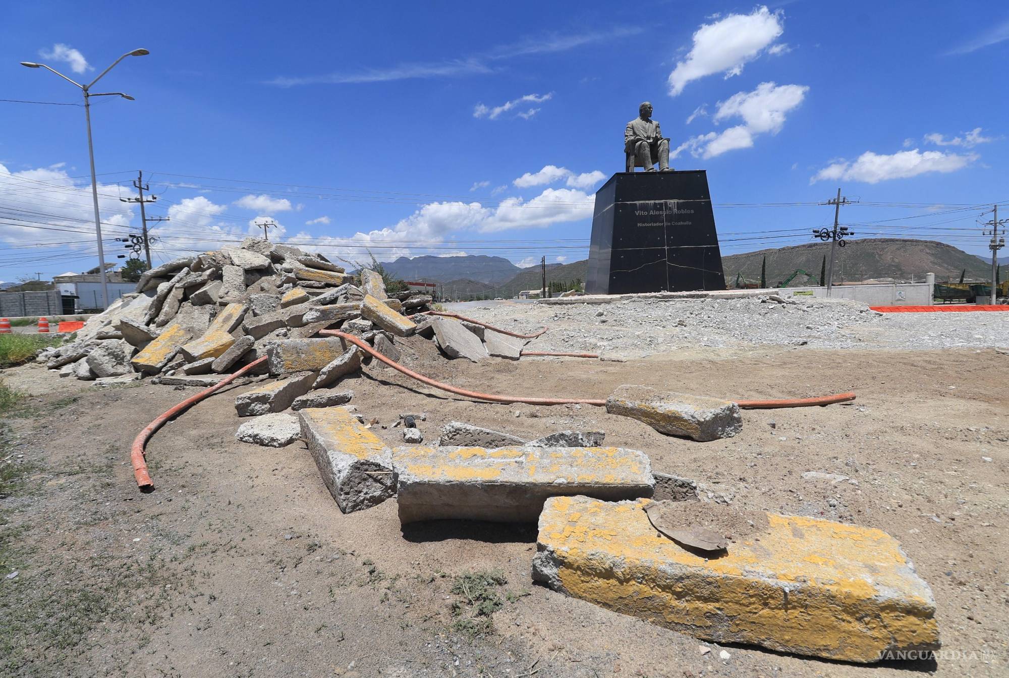 $!La obra de bronce, creada en 1977 por Cuauhtémoc Zamudio, muestra al jurista saltillense en actitud reflexiva.