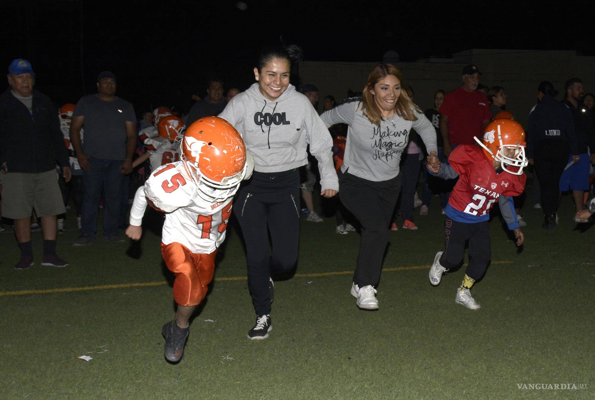 $!Los padres y madres de familia participaron en la carrera de 30 yardas tomados de la mano de sus hijas o hijos.