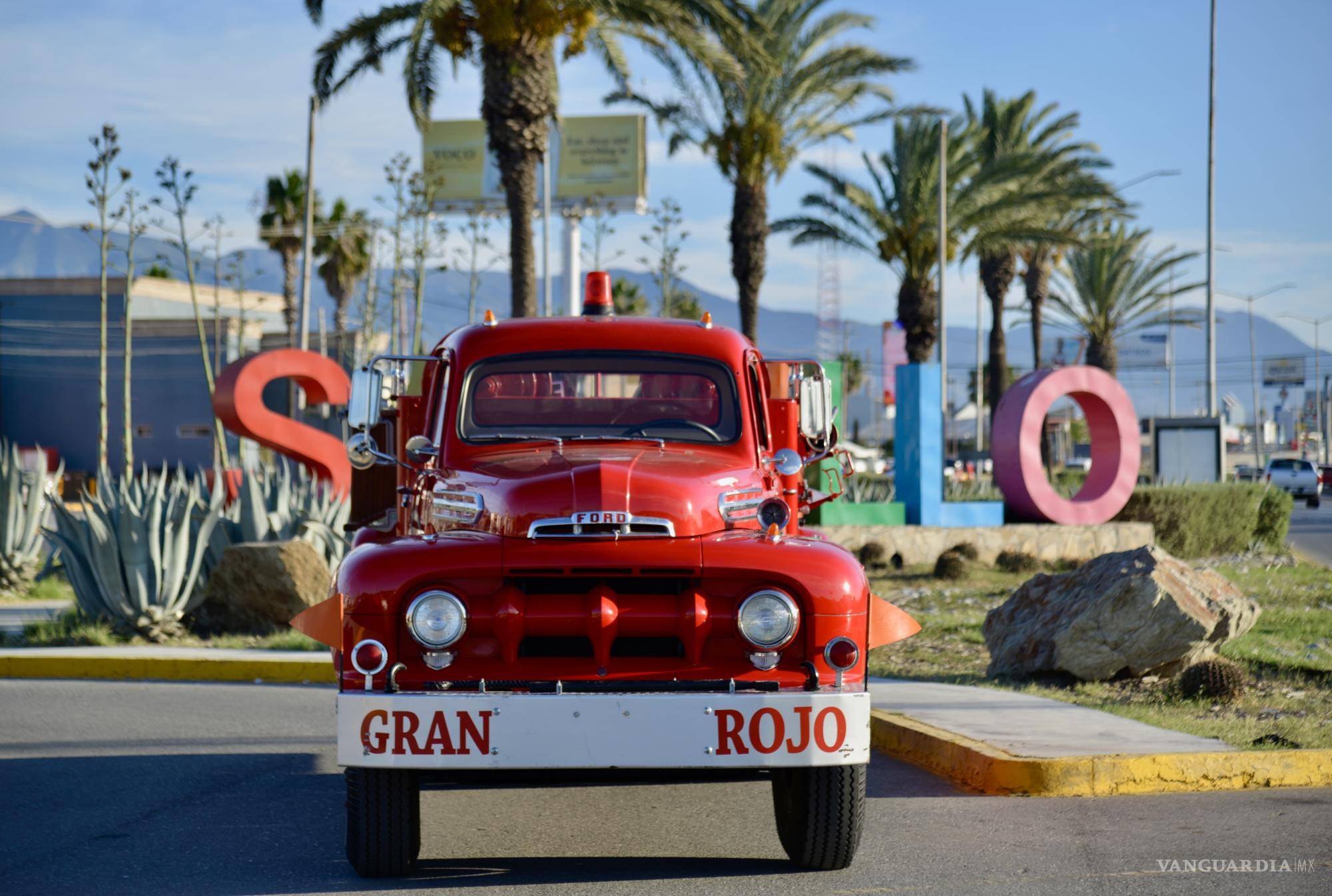 $!La Asociación de Autos Clásicos de Saltillo facilitó a VANGUARDIA unos momentos en persona con el Gran Rojo. El motor de la unidad ruge con inequívoca nostalgia y su presencia llama la atención de quien lo ve. No hay duda: es una leyenda del pasado.