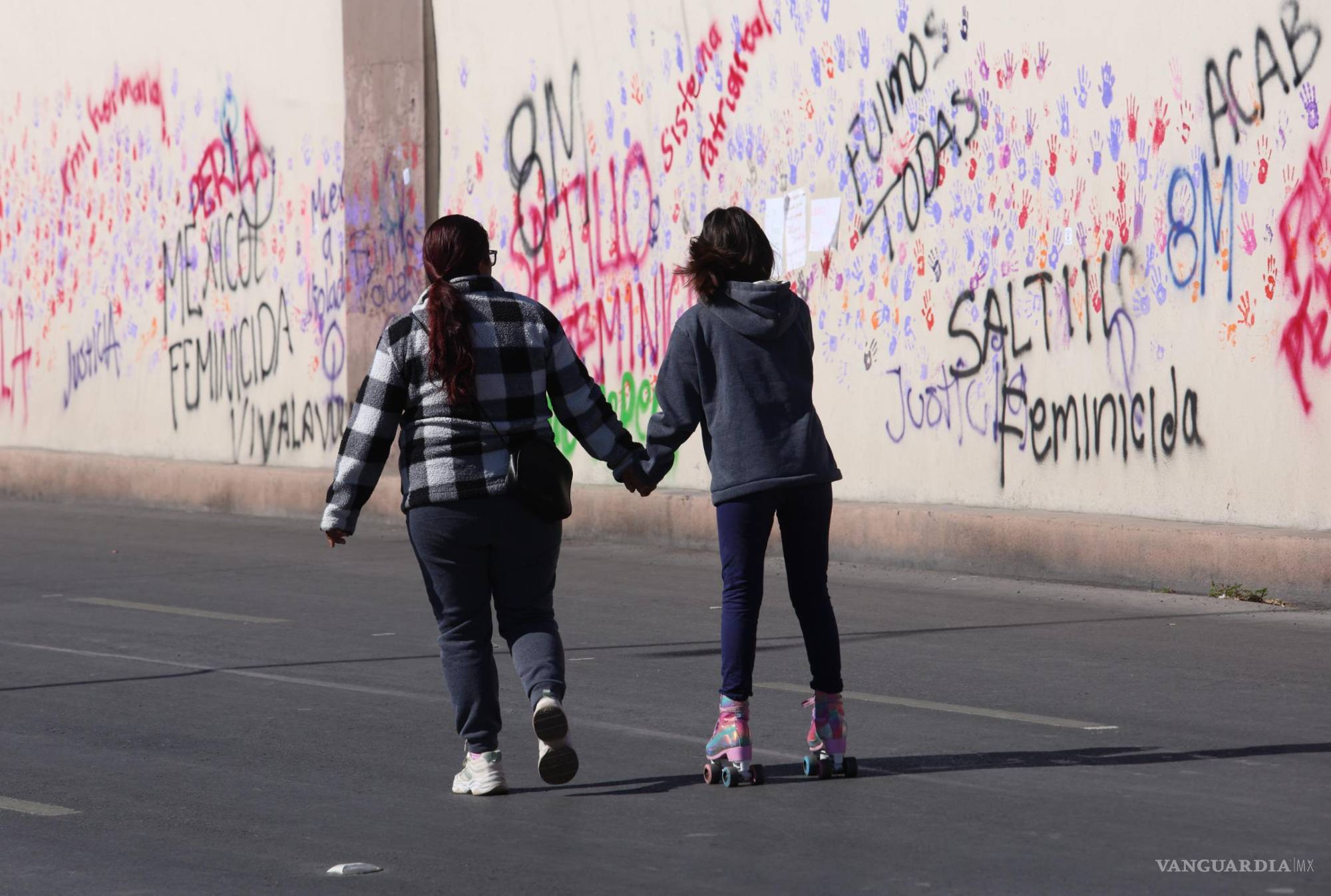 $!El equipo antigrafiti trabajo para retirar las pintas realizadas en puntos estratégicos de la ciudad durante las marchas.