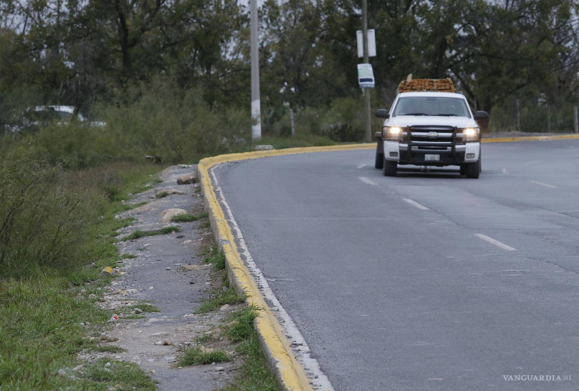 $!Gran peligro representa para los transeúntes la falta de banquetas en el bulevar Colosio.