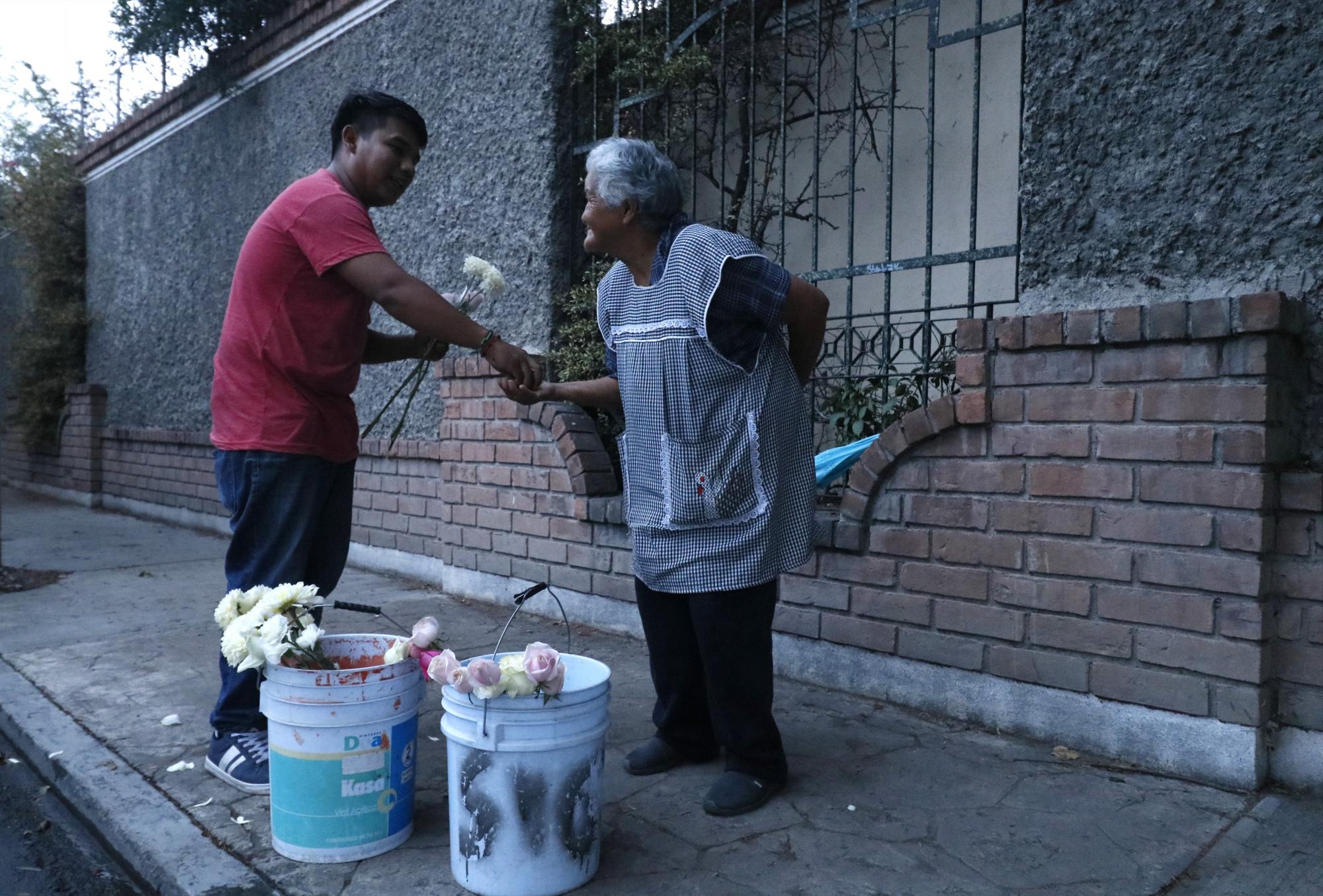 $!La fuerza de Antonia: 78 años y vendiendo flores en las calles.