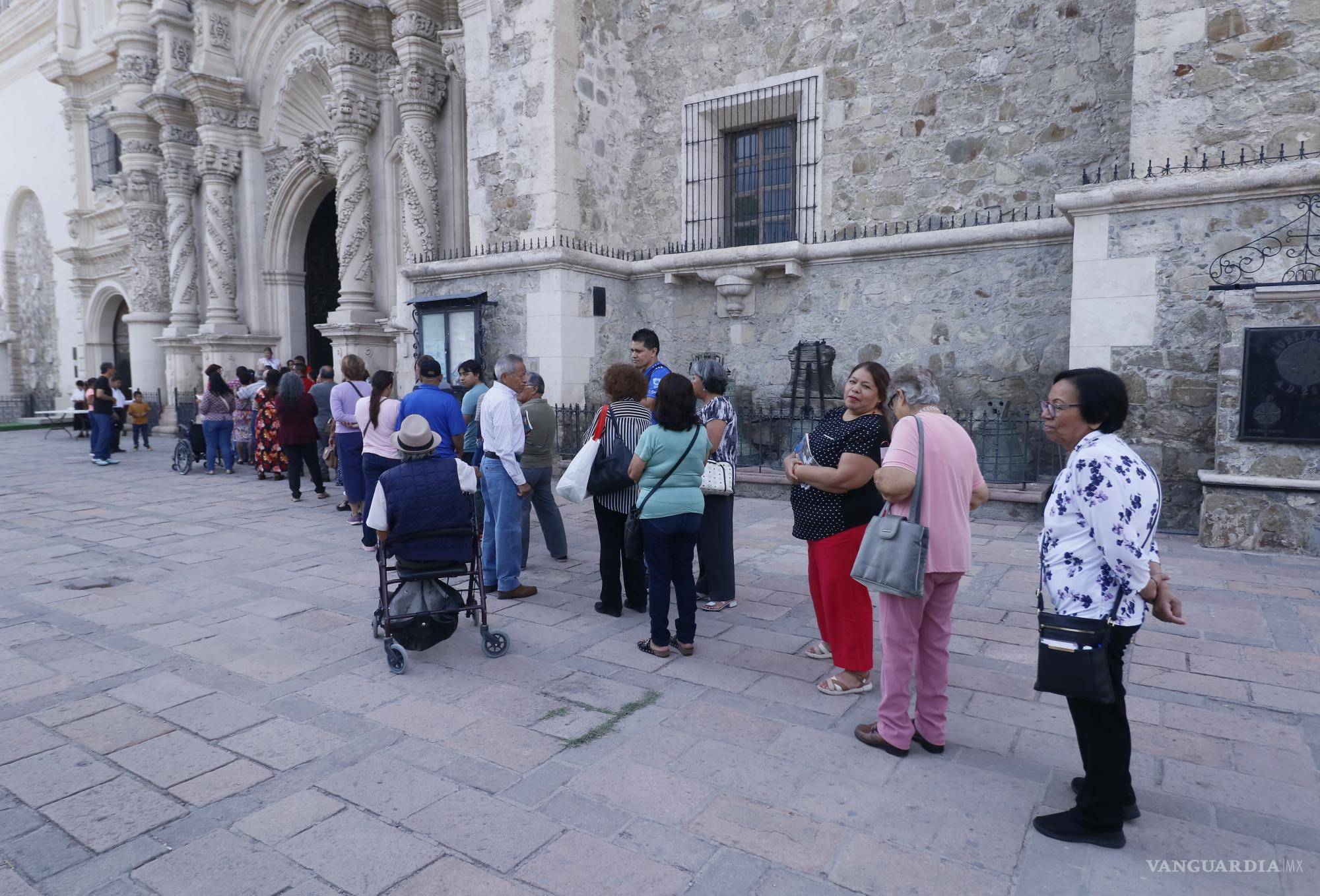 $!Fila de creyentes a las afueras de la Capilla y Catedral de Saltillo.