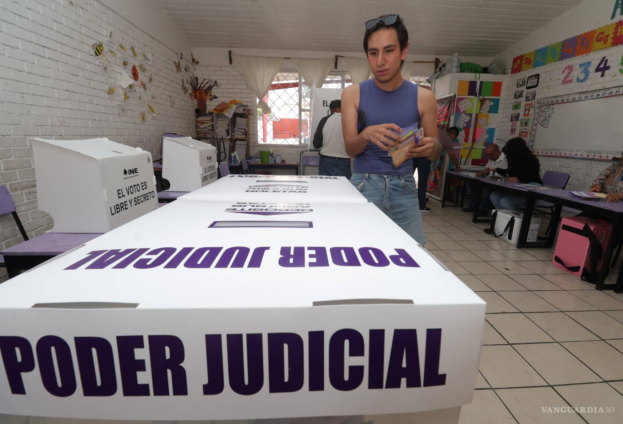 $!Mientras algunos votantes acudieron con esperanza a las urnas, otros denunciaron una “farsa electoral”.