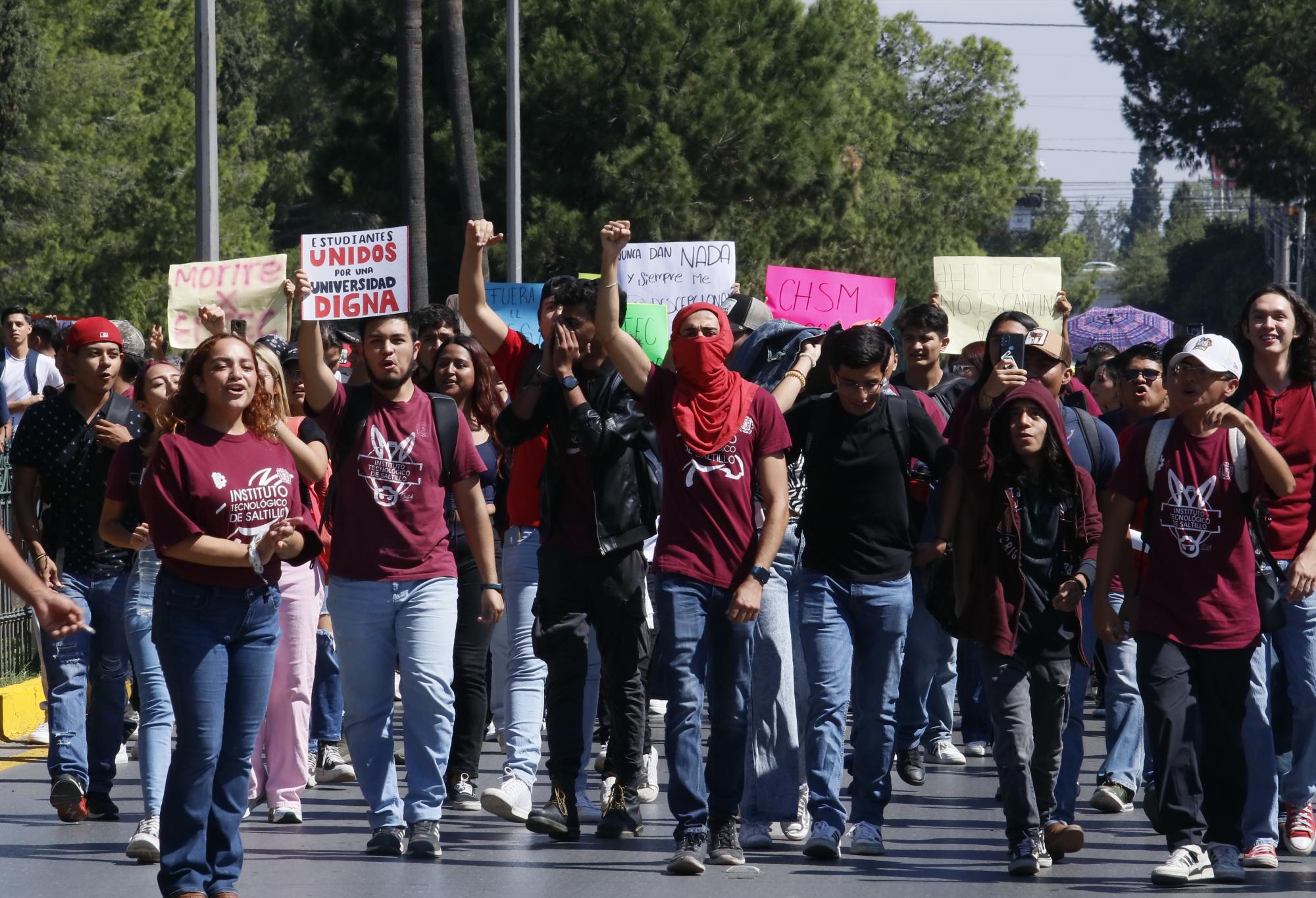 $!Con el cierre de Venustiano Carranza, los Burros Pardos organizaron un plantón que duró 10 días en total. Su pliego constaba de 22 puntos. Entre los más elementales estaban mantenimiento a las aulas, baños dignos y remodelación de los laboratorios.