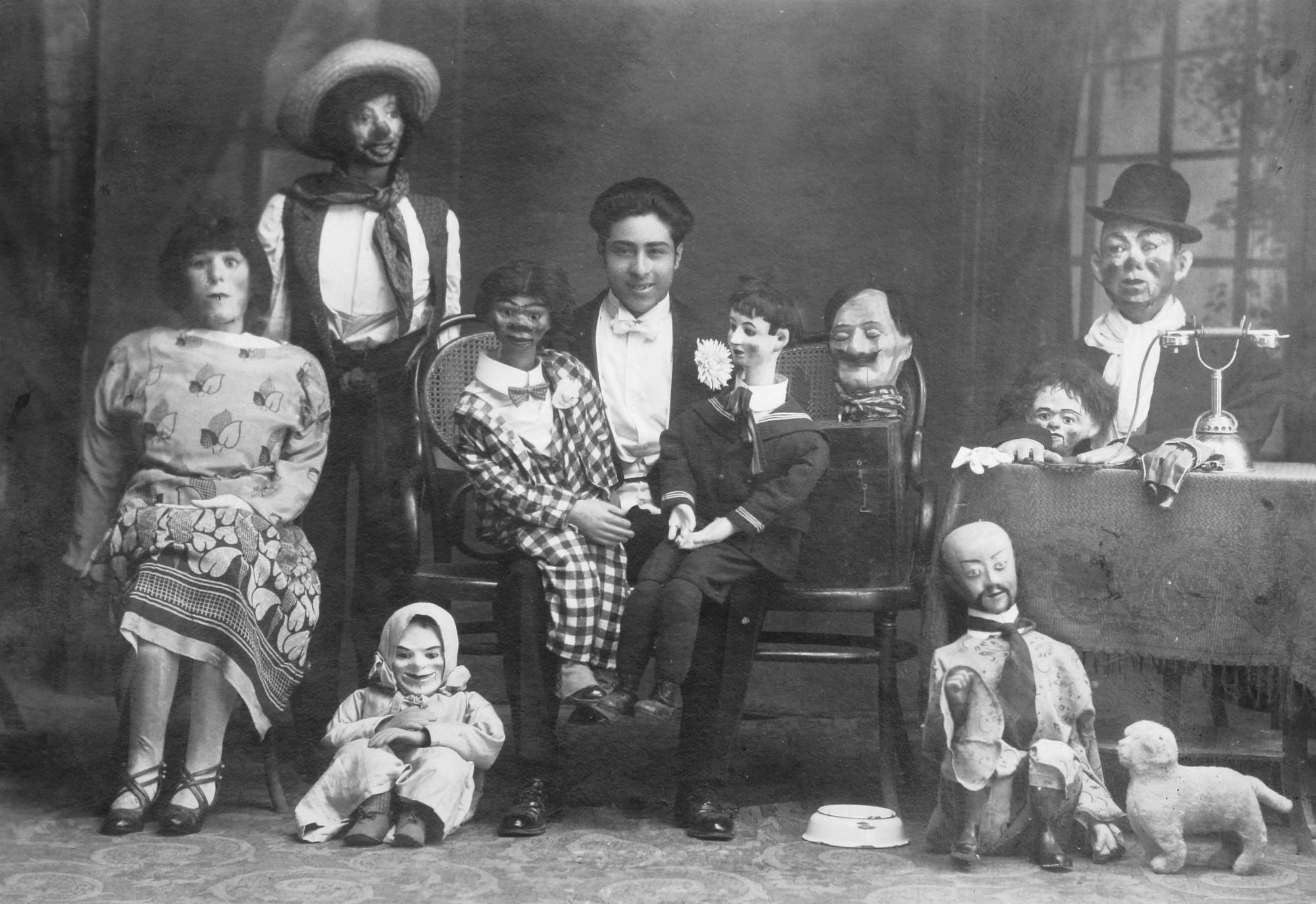 $!Roberto Esquivel, con su compañía de marionetas, se presentó en Saltillo en agosto de 1928. De este espectáculo nació en Robertito el interés por lo artístico.