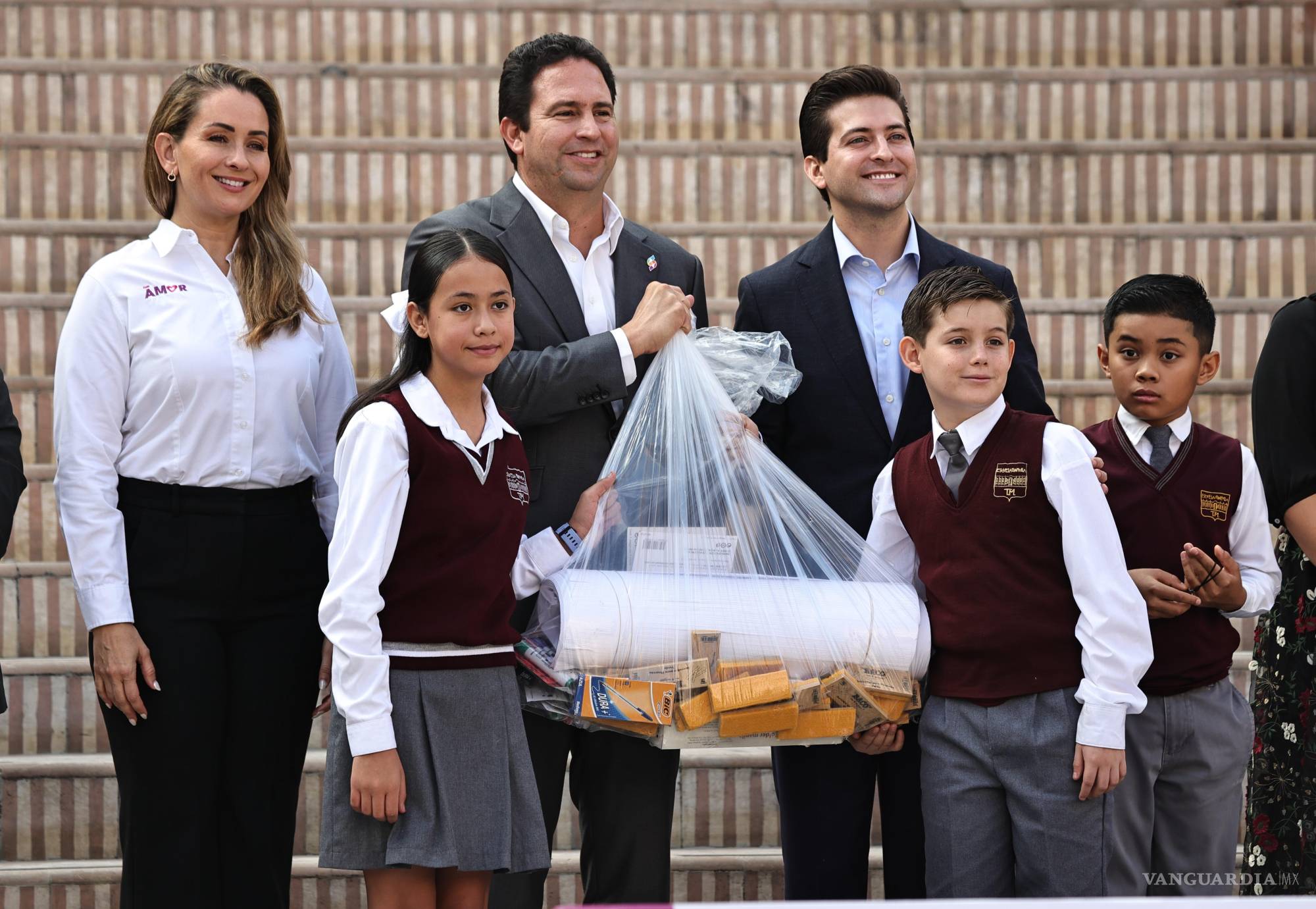 $!1 de septiembre. Arrancó el ciclo escolar 2025-2026 con una ceremonia cívica encabezada por el alcalde Javier Diaz y el jefe de Gabinete Blas Flores, donde además se entregaron apoyos escolares en la Escuela Coahuila.