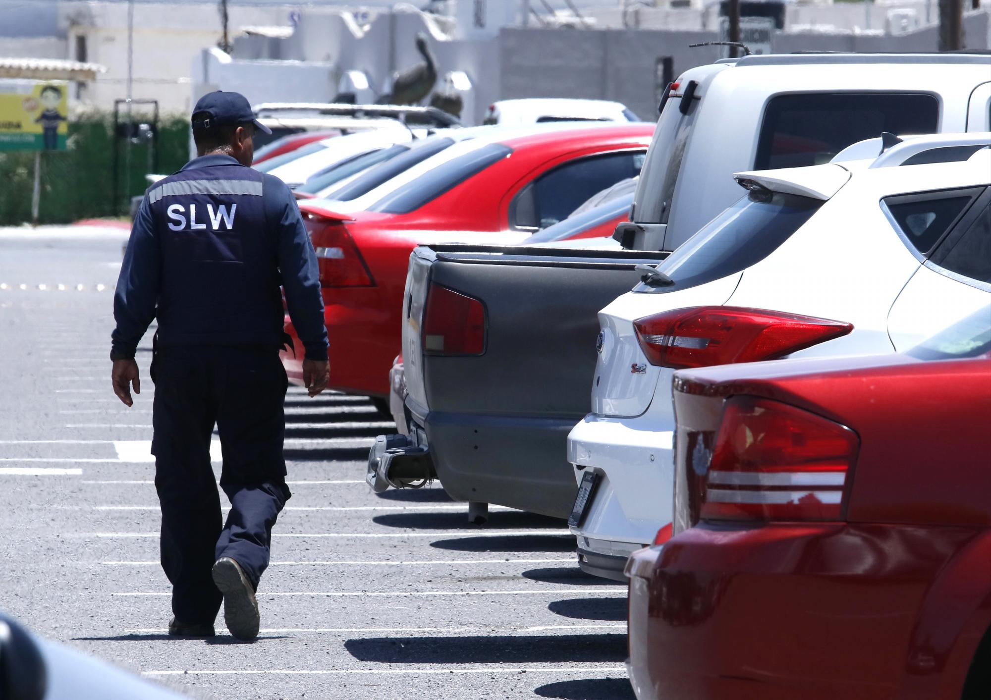 $!El estacionamiento del aeropuerto es un lugar seguro para los coches.