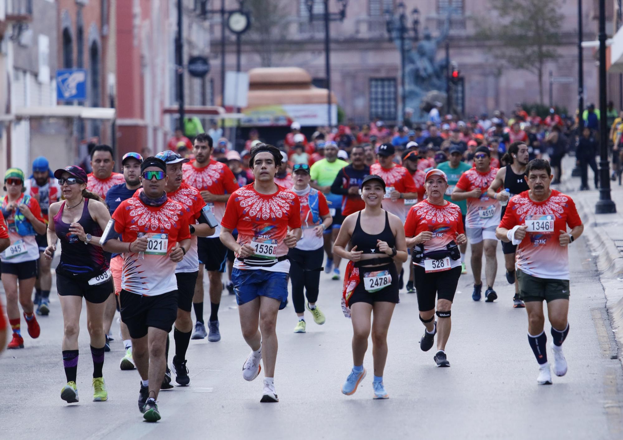 $!Los casi 6 mil corredores iniciaron a máxima velocidad en búsqueda de cumplir con sus objetivos.