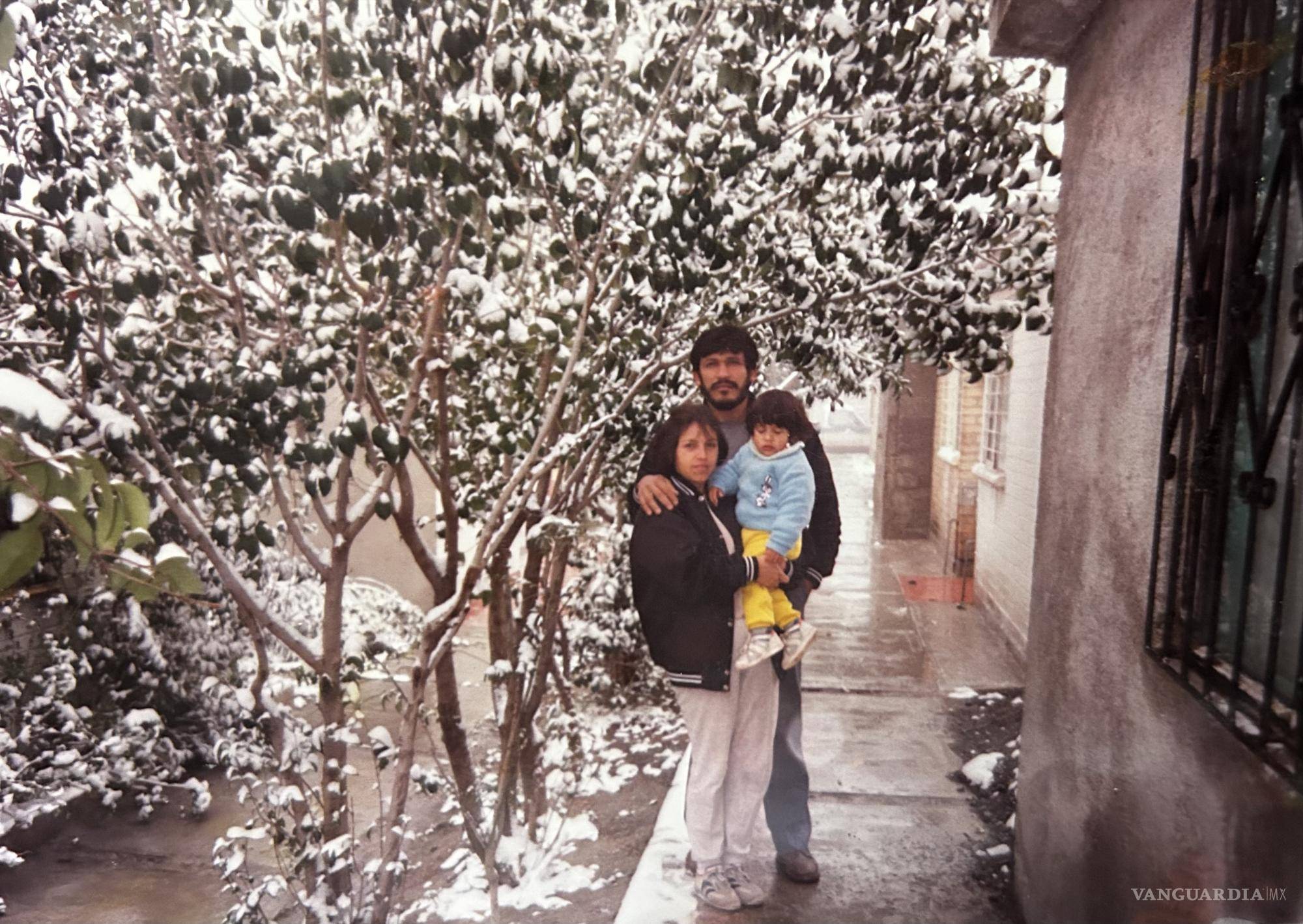 $!Este soy con mis padres cuando vivíamos en la colonia González. Yo tenía un año y medio en la foto, pero no recuerdan si fue en diciembre de 1991 o enero de 1992. De no ser por esta foto, no sabría que en ese periodo también cayó nieve, porque no encontré otros registros.