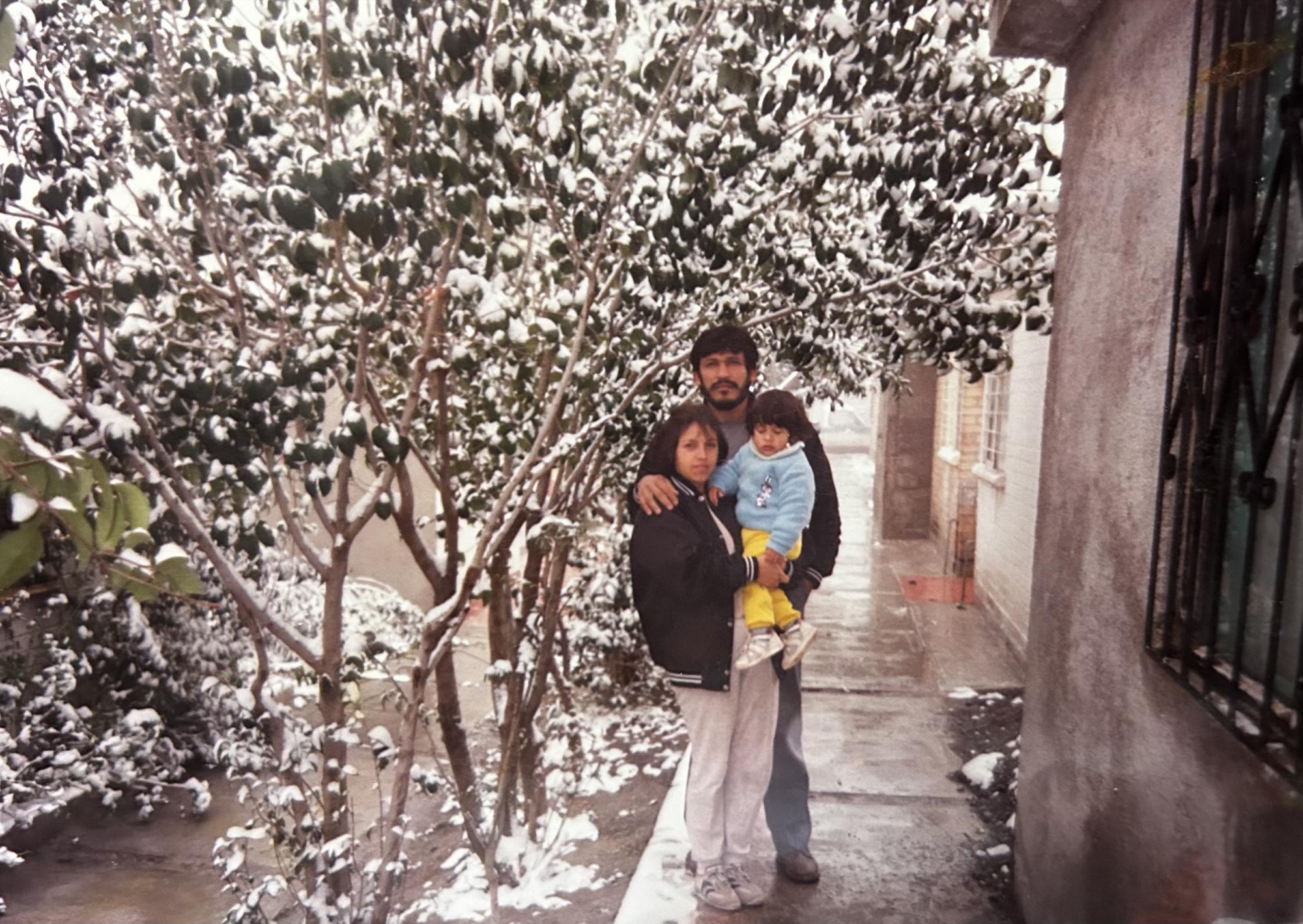 $!Este soy con mis padres cuando vivíamos en la colonia González. Yo tenía un año y medio en la foto, pero no recuerdan si fue en diciembre de 1991 o enero de 1992. De no ser por esta foto, no sabría que en ese periodo también cayó nieve, porque no encontré otros registros.