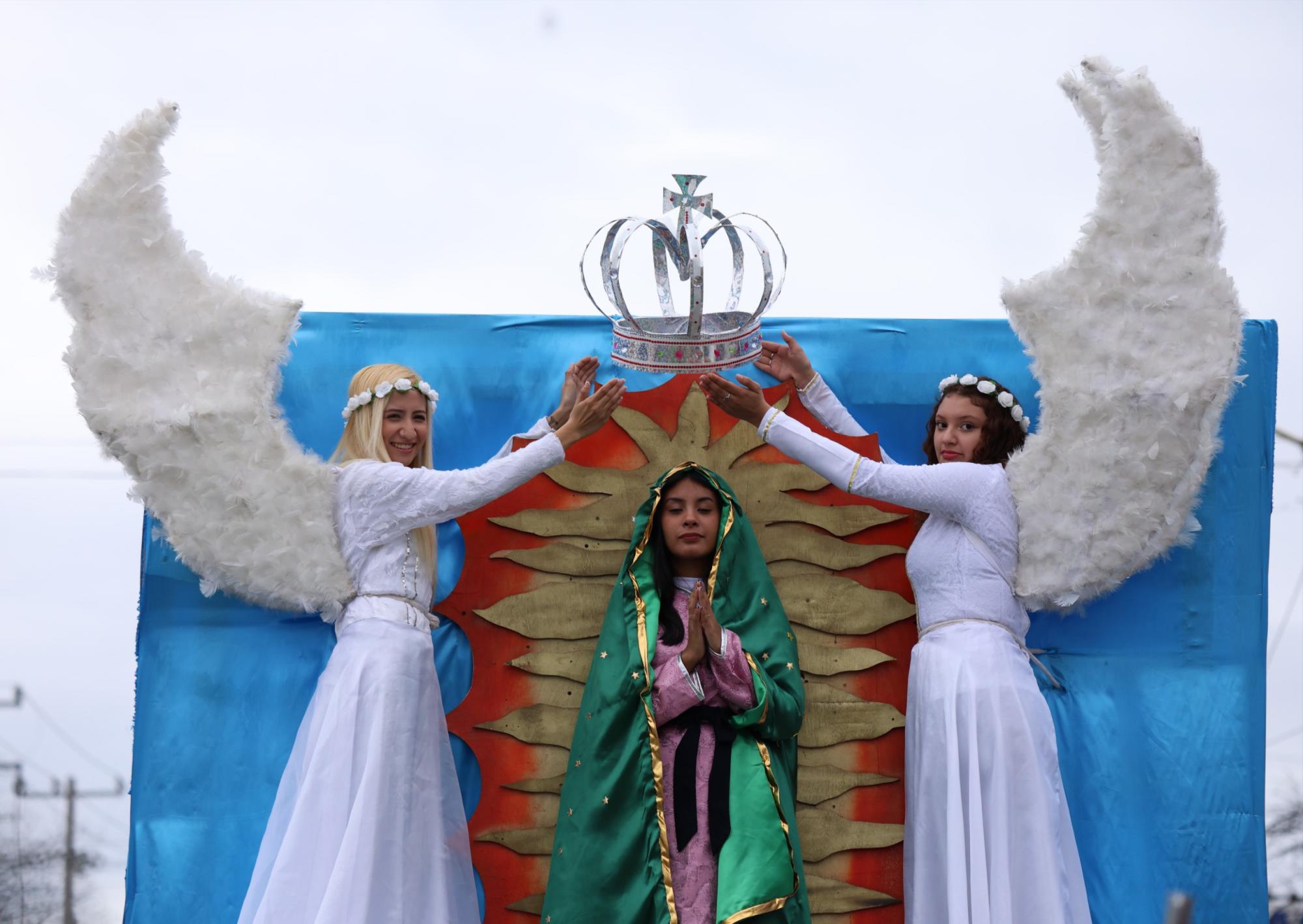 $!Participantes de la peregrinación guadalupana avanzan con estandartes hacia el Santuario de la Virgen de Guadalupe, en una muestra de fe colectiva.