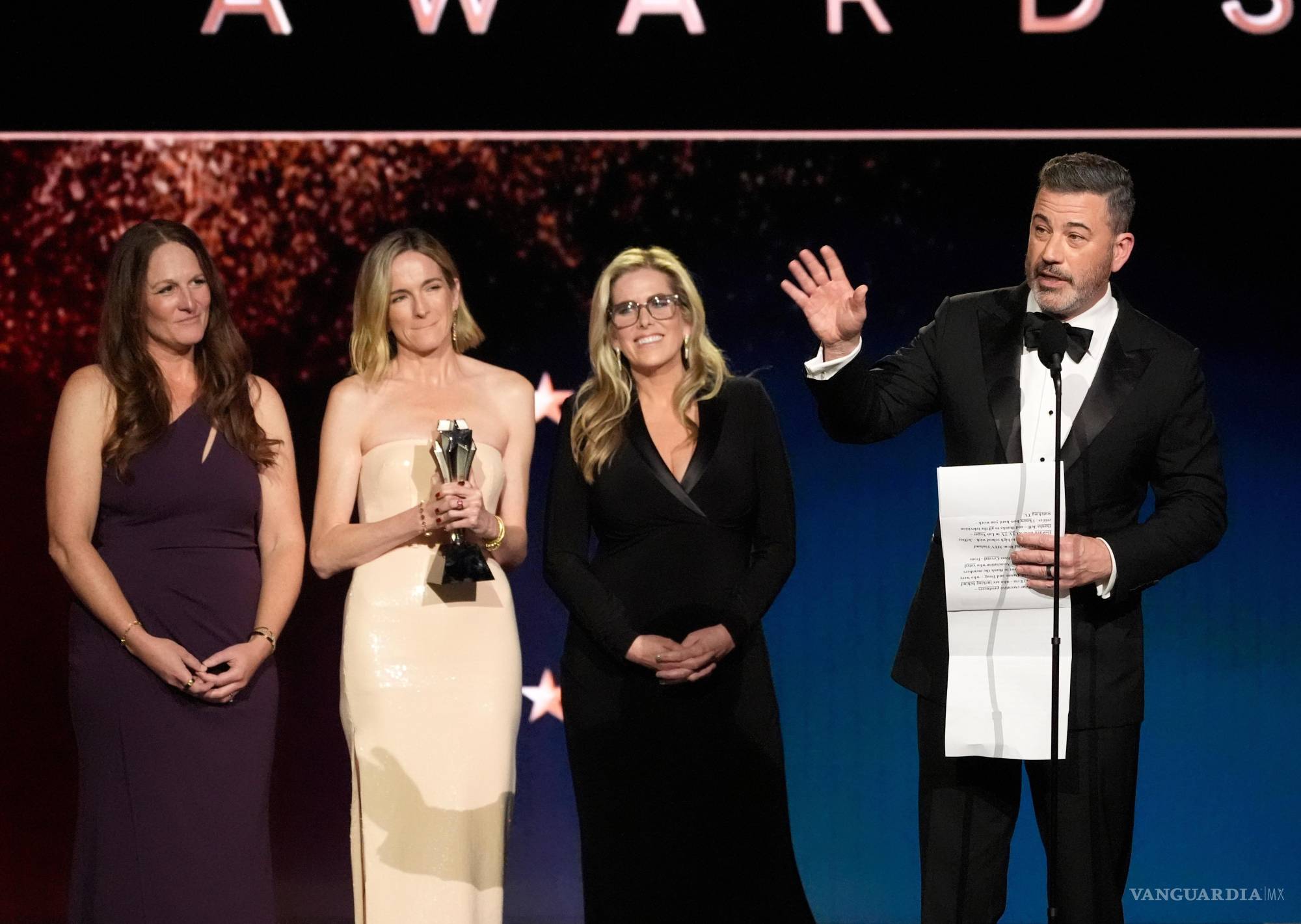 $!Kimmel se burló de Trump al compararlo con su premio.