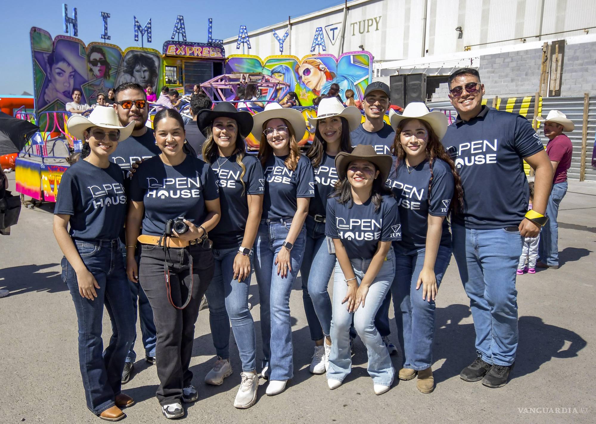 $!En el festejo se compartió la alegría por una década de crecimiento y oportunidades laborales.