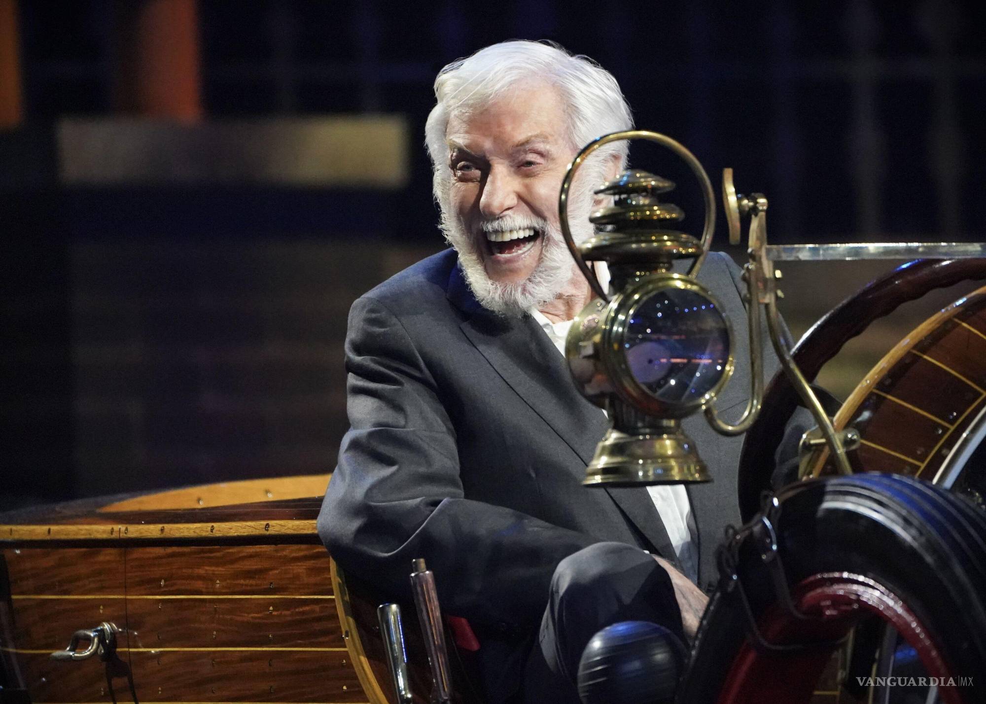 ‘Los 100 años los imagino cantando y bailando’: Dick Van Dyke, el comediante por el que los años no pasan