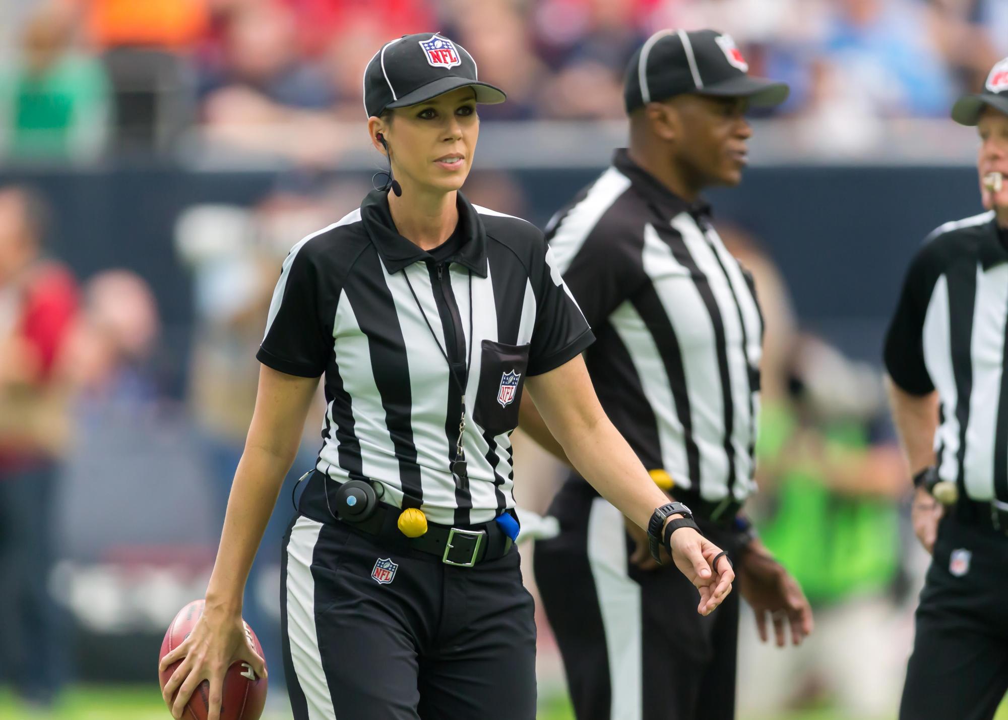 $!Sarah Thomas es la primera árbitra en formar del Super Bowl, el realizado en 2021.