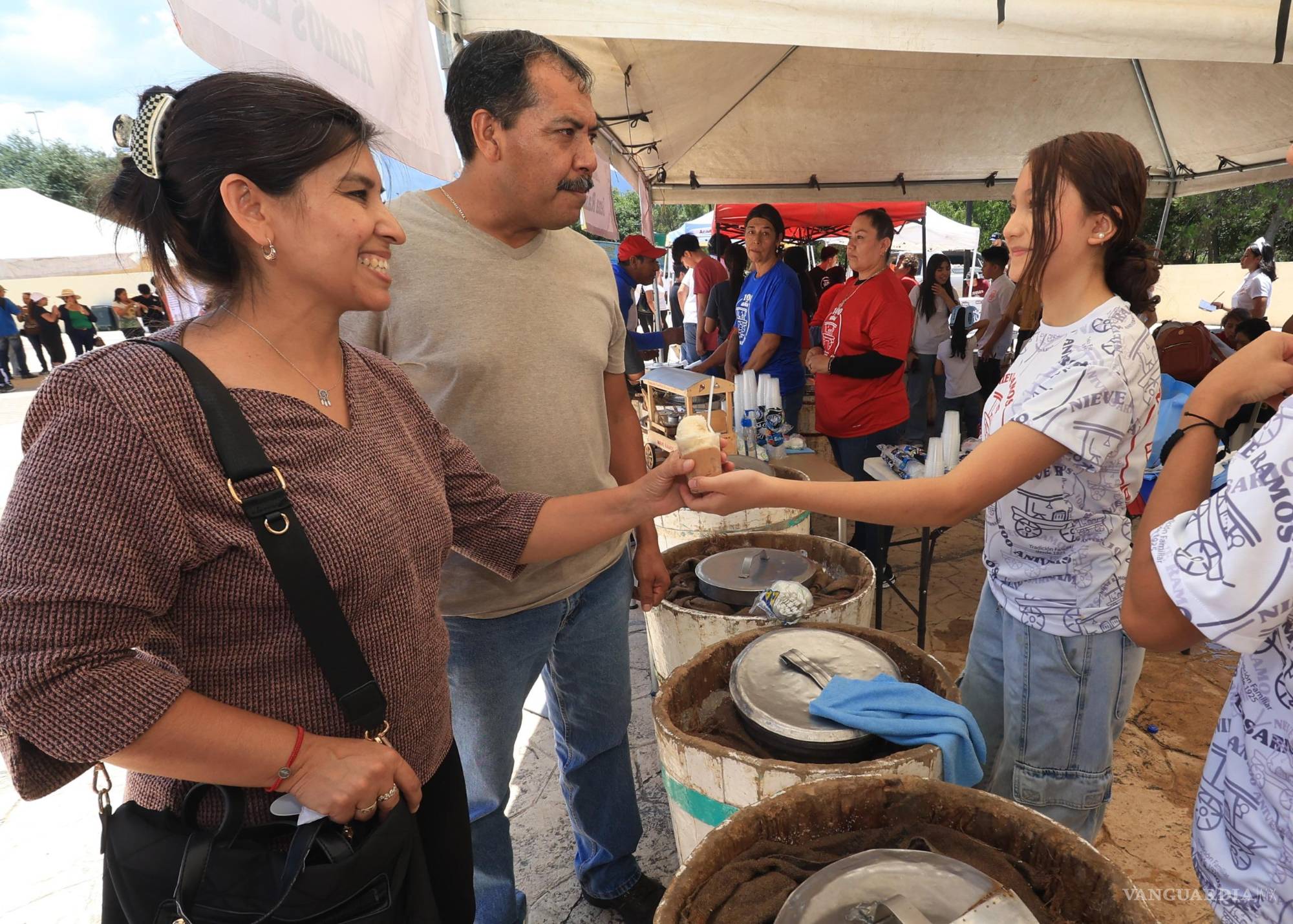 La familia Ramos celebra 100 años de tradición con nieve gratis en Saltillo