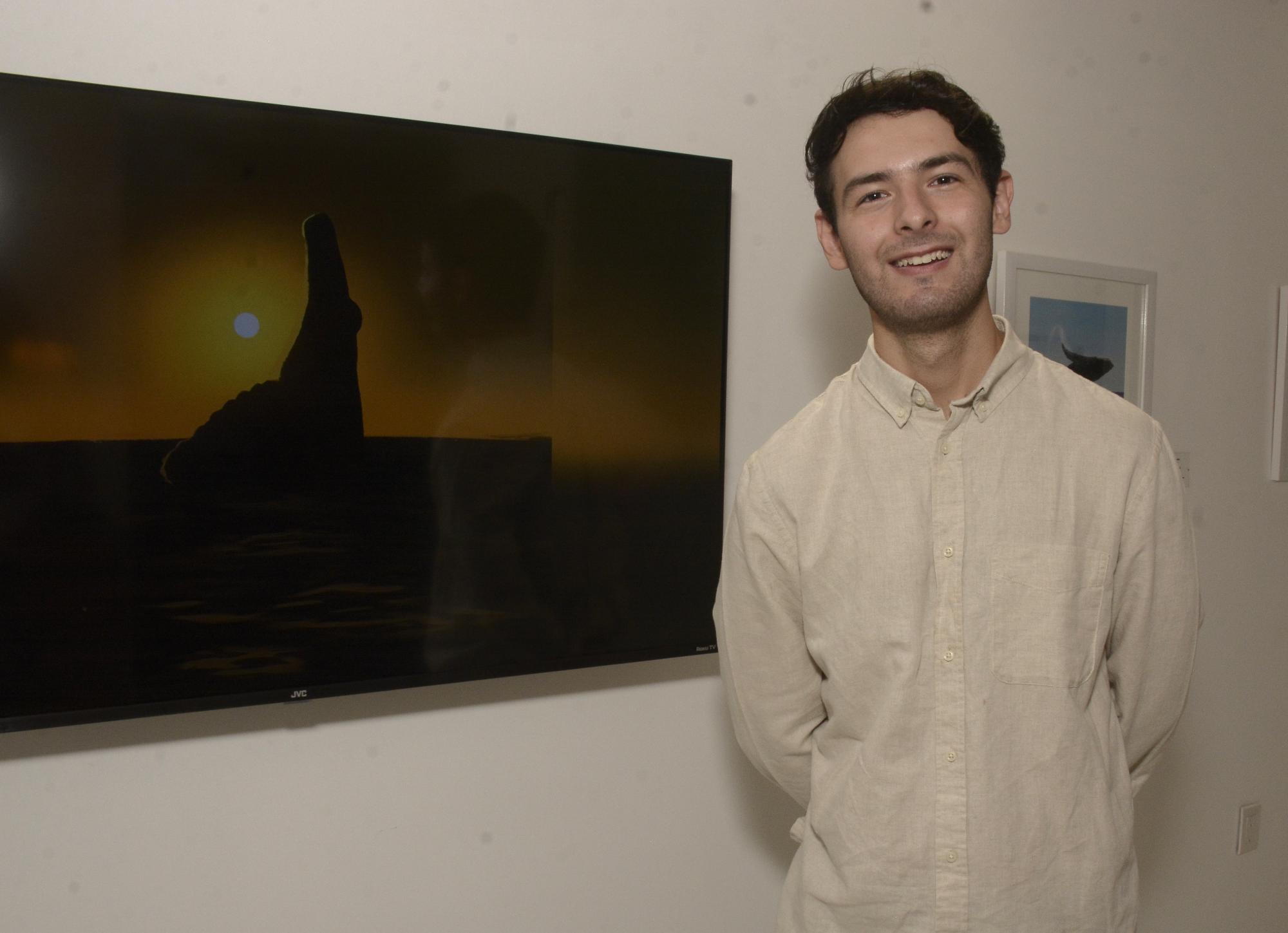 $!También presentó una serie de pinturas digitales basadas en fotografías de ballenas.