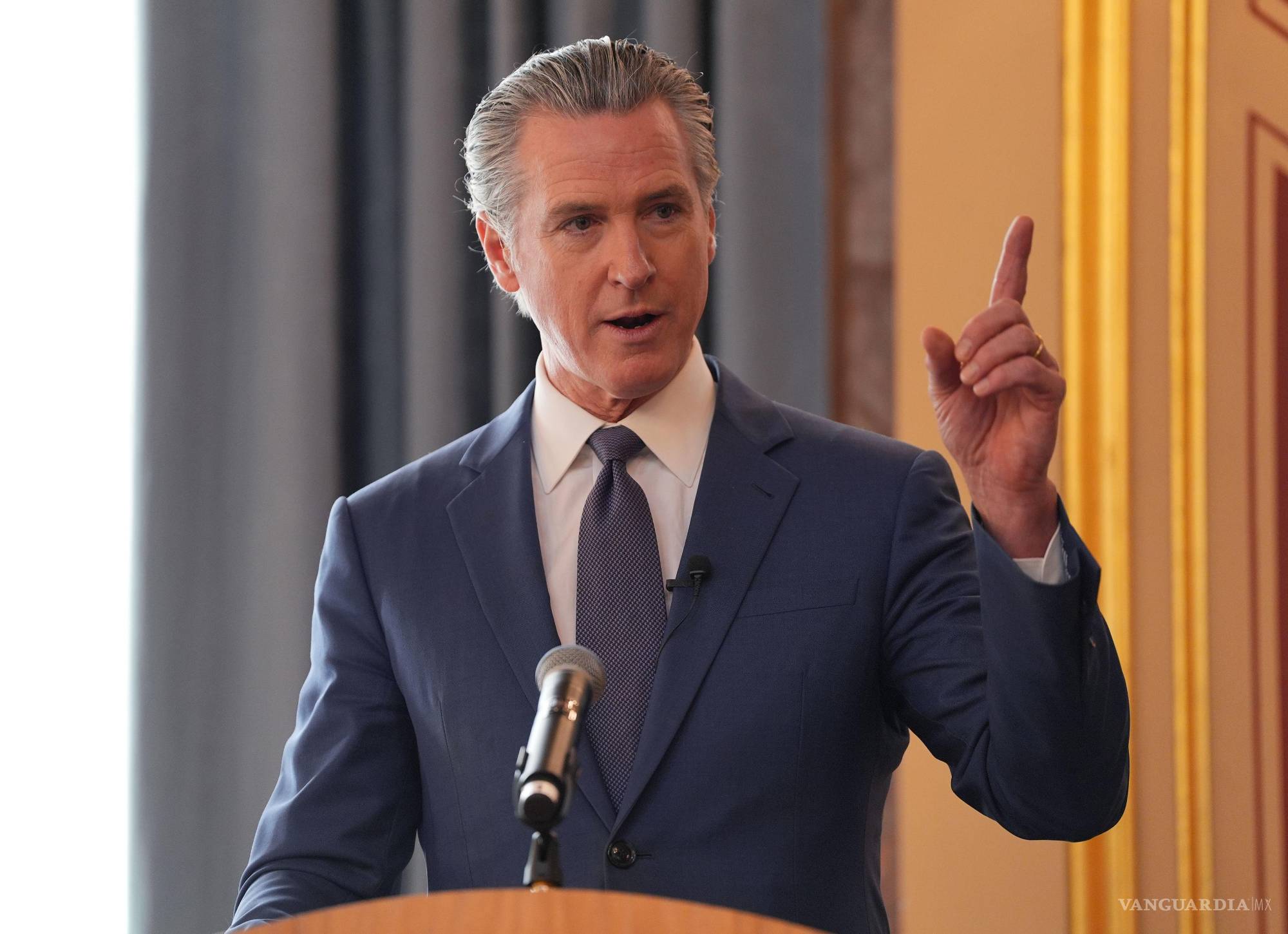 $!El gobernador del estado de California, Gavin Newsom, después de firmar un acuerdo de energía limpia con el secretario británico de Seguridad Energética.