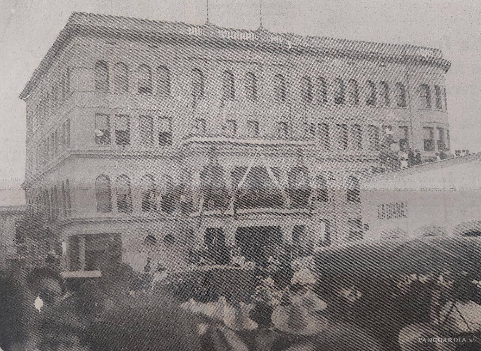 $!Madero dirige discurso desde el balcón del Hotel Coahuila.